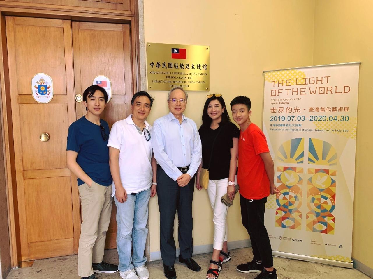TVBS看板人物主持人方念華與家人到大使館參觀世界的光臺灣當代藝術展 