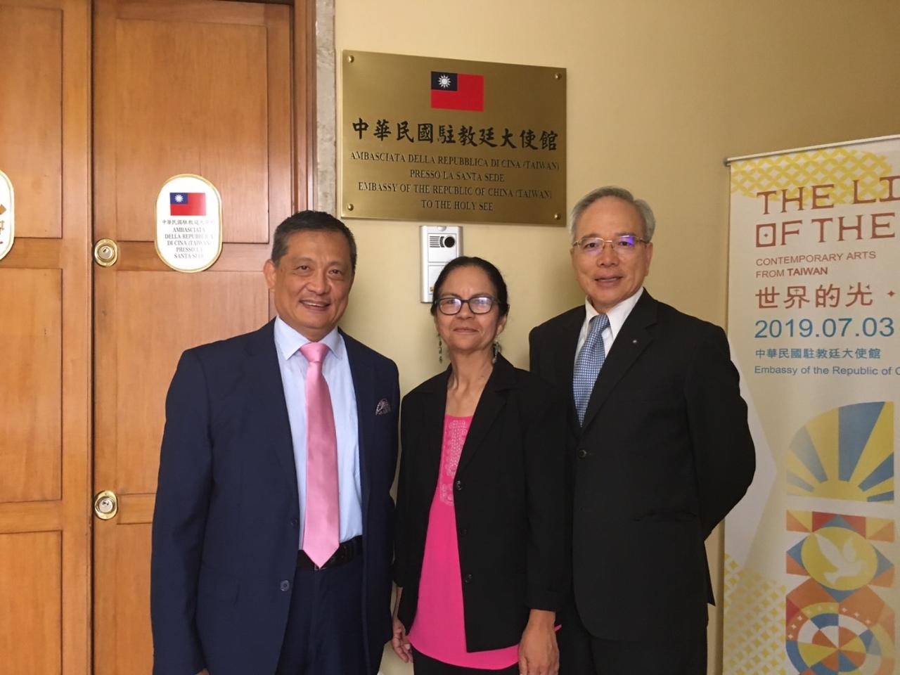 新任尼加拉瓜駐教廷大使Gilda Bolt與駐教廷大使館李世明大使及駐義大利代表處李新穎大使合影。