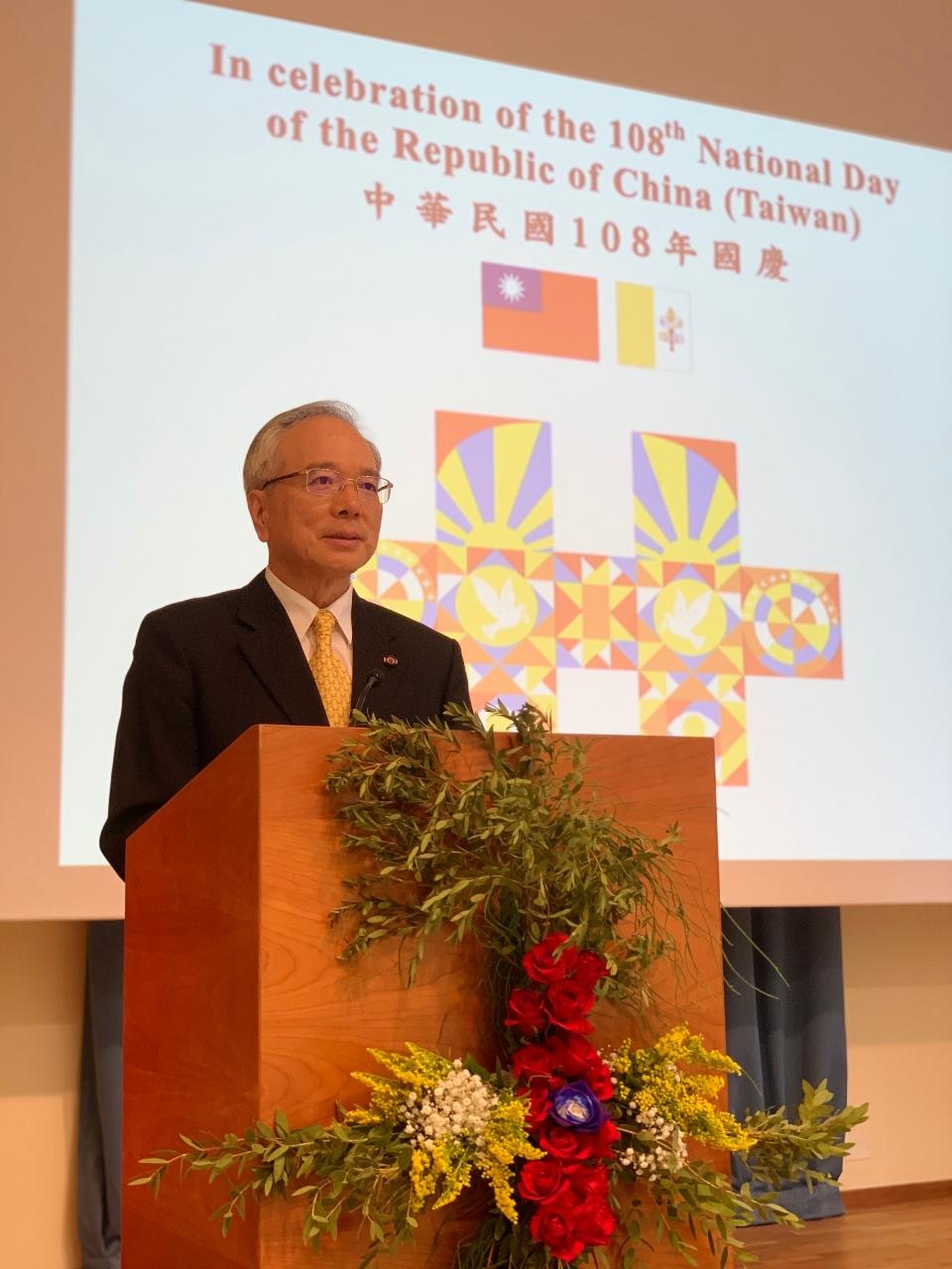 駐教廷大使館今天在宗座傳信大學（Pontifical Urban University）禮堂舉辦中華民國108年國慶酒會。
李世明致詞表示，中華民國是亞洲最資深的民主國家，充分保障宗教自由與基本人權，台灣政府也多方響應教宗方濟各的呼籲，包括積極對抗人口販運問題，救助移民難民，保護生態環境，應用綠能科技等。

李世明表示，台灣與教廷經常攜手推動人道救援，例如最近台灣與教廷的促進整體人類發展部合作，捐贈烏干達偏鄉一千台太陽能收音機，此外，有感於教宗倡導的「文化相遇」概念，駐教廷使館今年特別舉辦「世界的光」台灣當代藝術展，盼藉此促進不同信仰與文化交流。

李世明說，近日一位梵蒂岡高層向媒體表示，台灣雖然和許多國家沒有正式外交關係，卻享有良好的實質經貿文化關係，因此台灣不孤獨，台灣必會走出自己的路，克服萬難。

李世明說，面對中國打壓台灣國際生存空間，台灣絕不會屈從於威脅之下，中國各種舉措也無法破壞台灣人的團結，中國介入台灣政治或影響台灣選舉的企圖不會成功。

李世明表示，台灣是國際社會可靠的夥伴，但從2016年起，因為中共打壓，台灣不再能以觀察員身分參與聯合國相關會議，正如外交部長吳釗燮強調，聯合國真正的包容精神不該遺漏任何人，排除台灣是不公義和歧視性作法，尤其忽略「台灣能幫忙」的正面意義。

李世明表示，他完全認同教宗「以對話創造和平」的理念，中華民國政府願意在不預設政治前提的對等立場上，以開放態度和中國政府對話，不過教宗近日也強調，真正的和平必須建立在公義之上，公義是確保宗教自由和基本人權，這個概念目前中國共產黨還未參透。