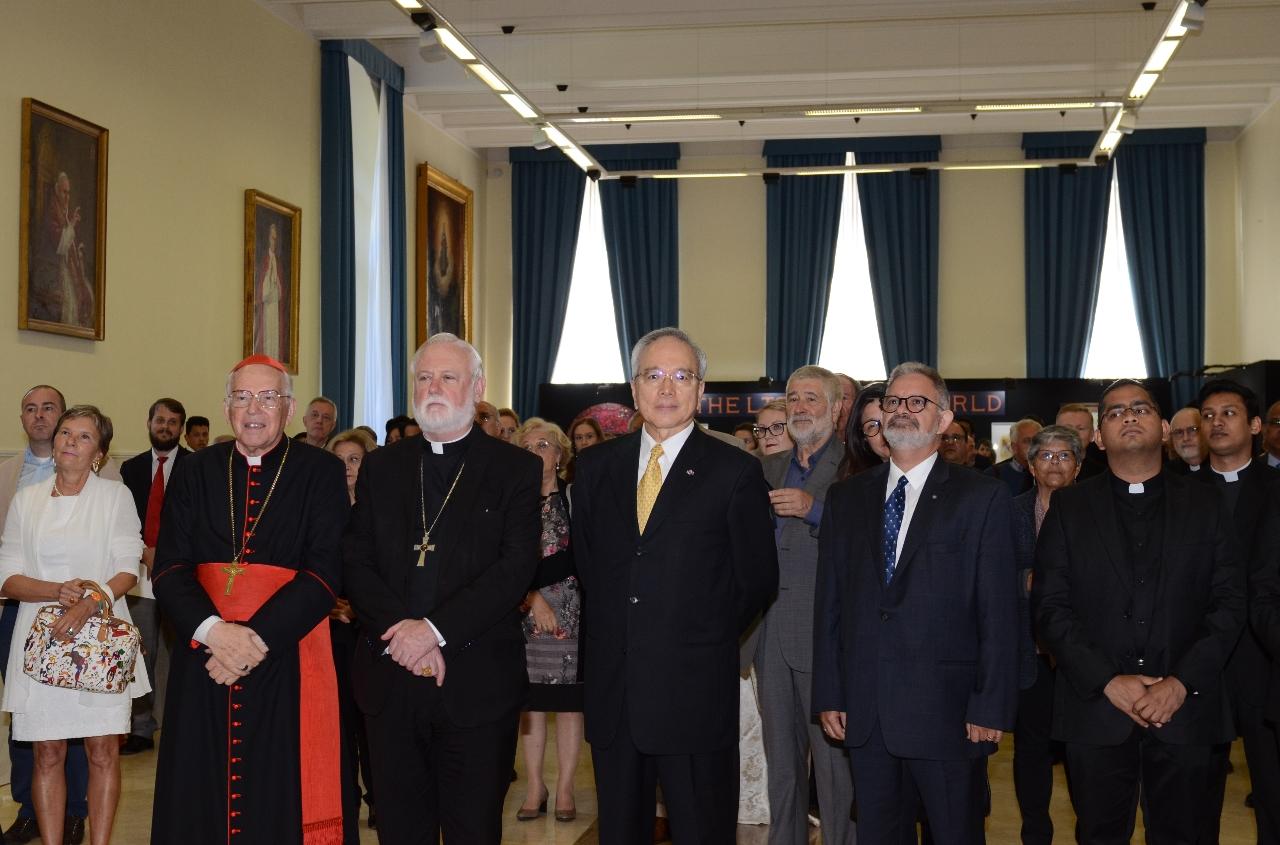 駐教廷大使館今天在宗座傳信大學（Pontifical Urban University）禮堂舉辦中華民國108年國慶酒會，教廷萬民福音部長費洛尼樞機主教（Card. Fernando Filoni）、教廷外交部長蓋拉格（Paul Gallagher）、教廷樞機主教團副團長雷伊（Giovanni Battista Re）等多位教廷政要及外國使節出席。