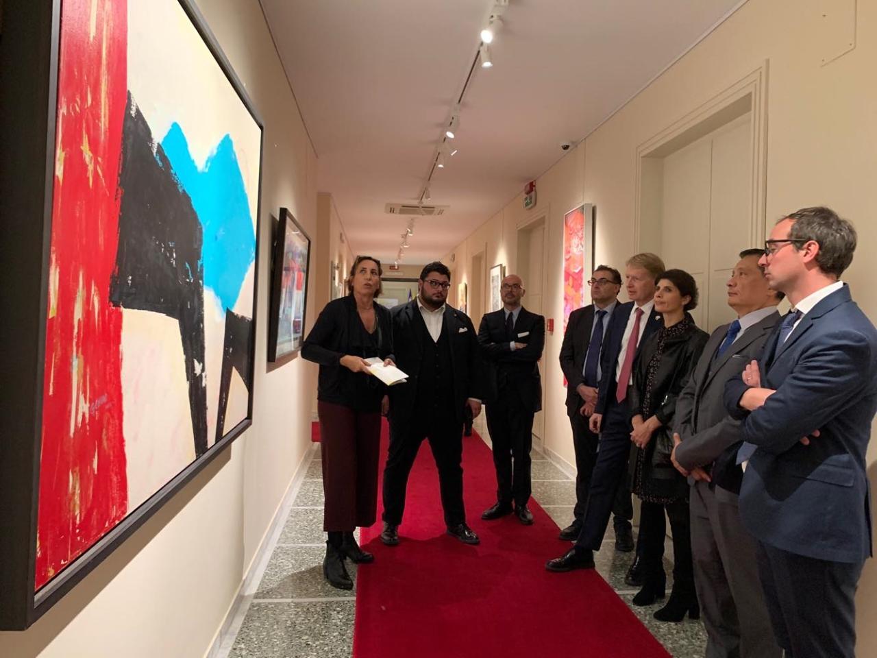 義大利國會友台協會主席馬蘭（右4）4日晚間偕多位議員到中華民國駐教廷大使館參觀「世界的光」台灣藝術展。駐教廷大使李世明（左4）、駐義代表李新穎（右3）出席接待。