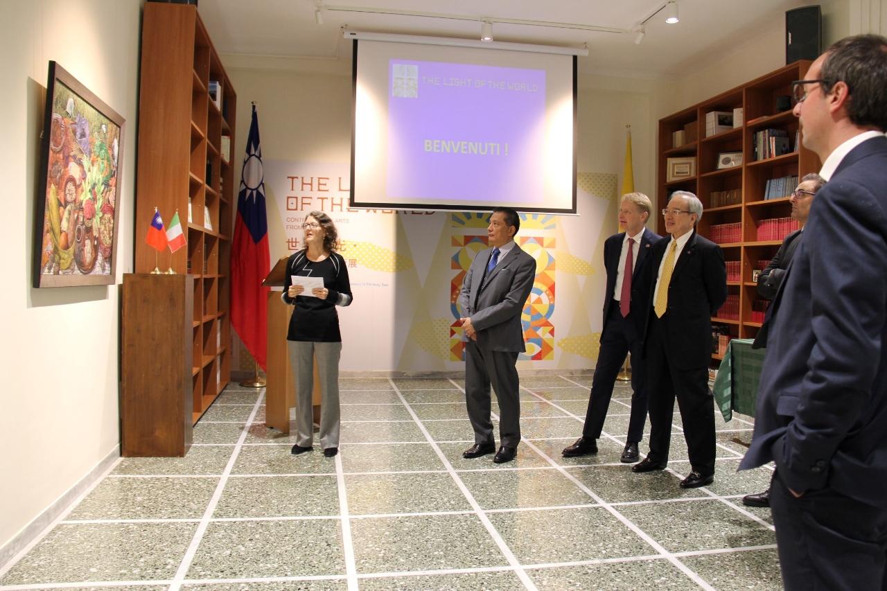 義大利國會友台協會主席馬蘭（右4）4日晚間偕多位議員到中華民國駐教廷大使館參觀「世界的光」台灣藝術展