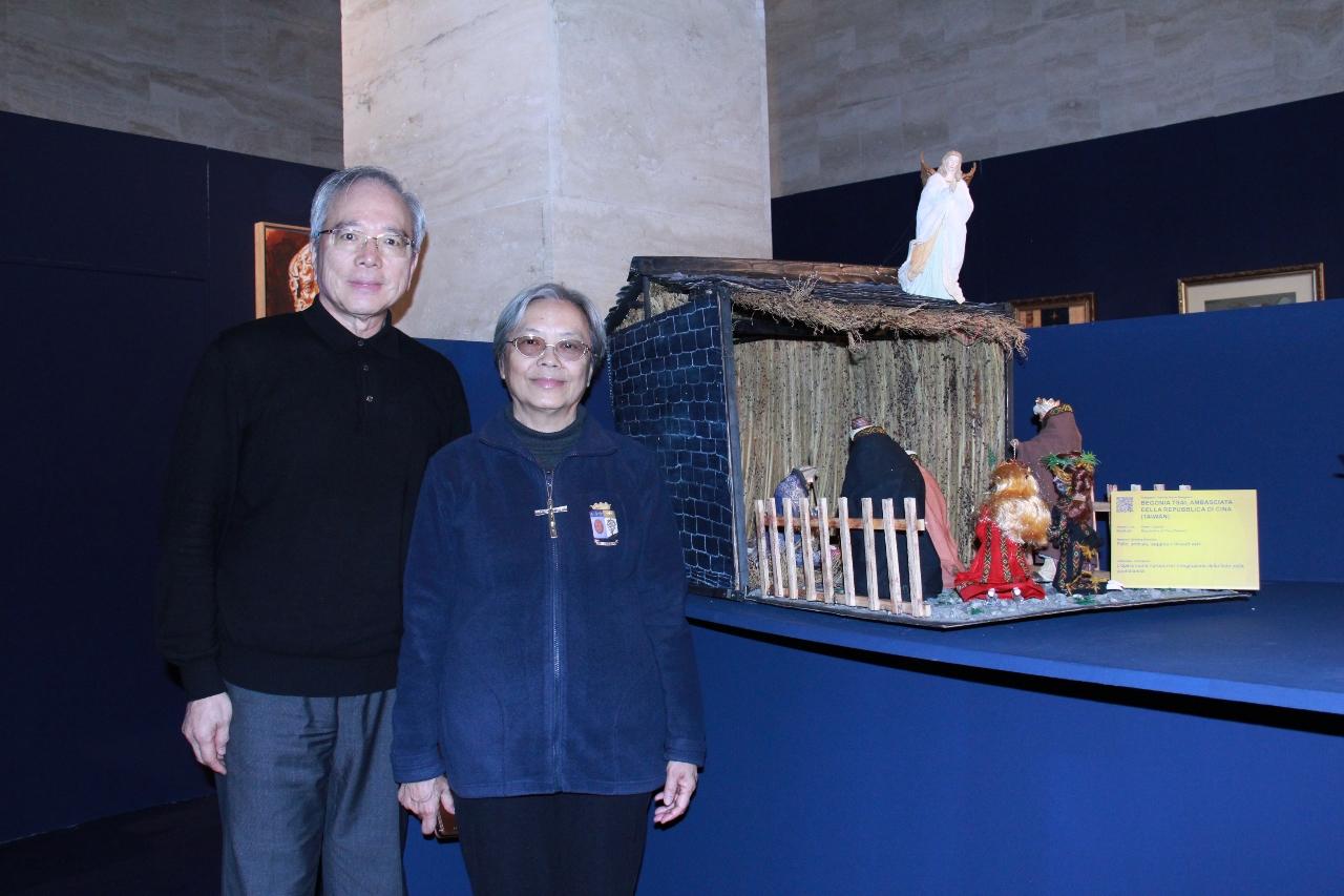 駐教廷大使館昨天為台灣修女王彩俶舉行歡送會，王彩俶榮膺在全球36國設有分會的「吳甦樂修會」羅馬聯合總會長12年，是該修會成立百年來首位非歐洲裔的總會長。
王彩俶卸下職務後，將回到高雄服務。中華民國駐教廷大使李世明昨天陪同王彩俶參觀教廷主辦的「100個聖誕馬槽展」，今年代表台灣參加展覽的馬槽，恰好是由高雄教區製作。
