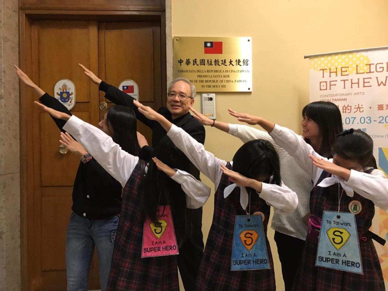 全球孩童創意行動挑戰臺灣團隊出席於梵諦岡舉行之『我做得到』世界孩童高峰會」（I CAN Children’s Global Summit）前，特地來館拜會並參觀臺灣當代藝術展。