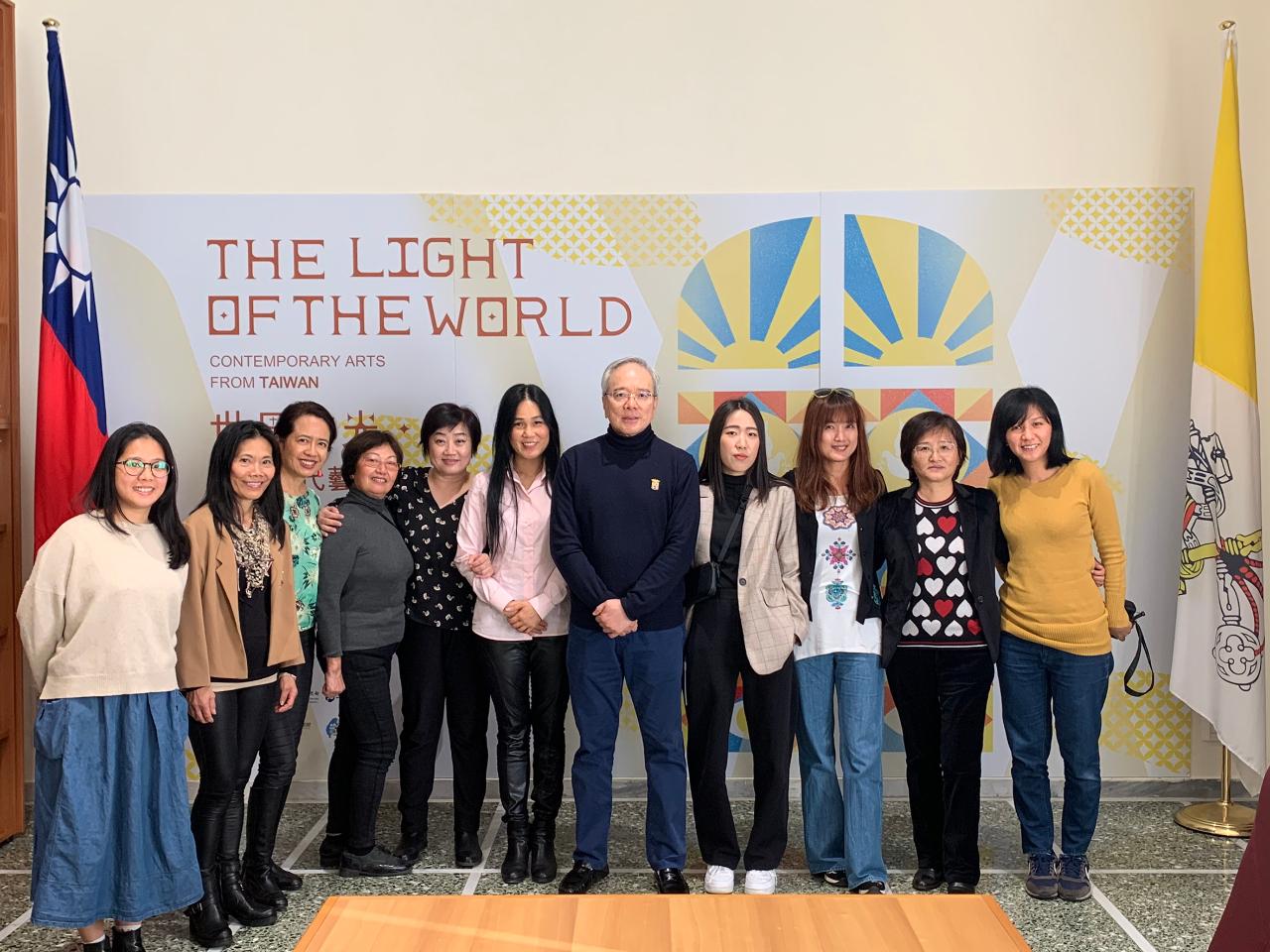 義大利羅馬同鄉會由湯會長帶領義大利羅馬同鄉會一行10人，專程前來本館參觀世界的光-臺灣當代藝術展。