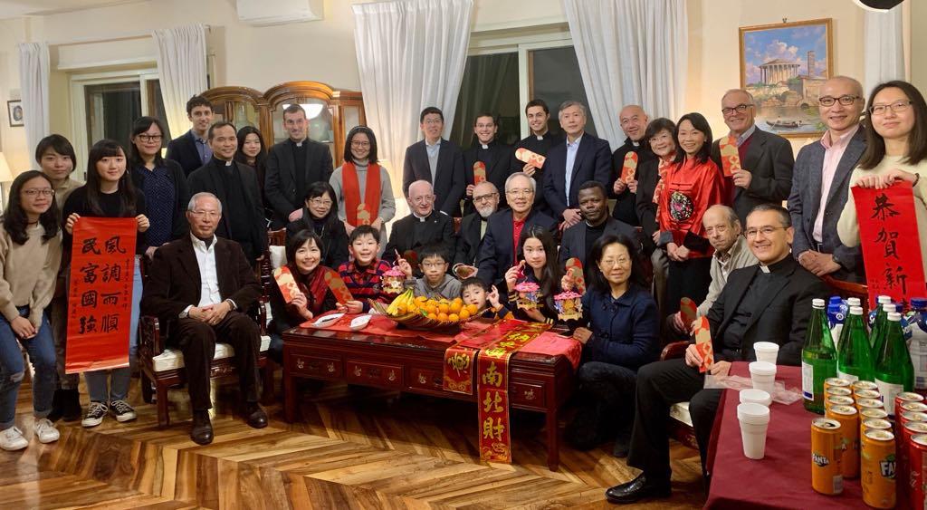 駐教廷大使館於109年元月24日晚，與曾經服務於台灣的神職人員、志工、學生及鄉親們，共同歡聚除夕春節。
祝大家有個和平與喜樂的好鼠年!