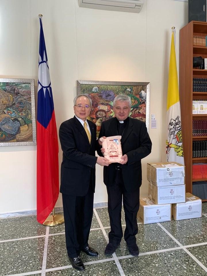 駐教廷大使李世明代表台灣青農魏瑞廷、鍾政容，致贈台東好米給教廷賑濟所，傳達來自台灣的愛心