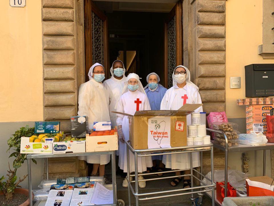 李大使世明攜帶修女們急需的醫療物資、三大箱新鮮蔬果及臺灣生技公司提供的雙向調解免疫功能、提升抵抗病毒的健康飲料，前往距離羅馬約360公里處的路嘉養老女修會，探視多數因病隔離的修女們。