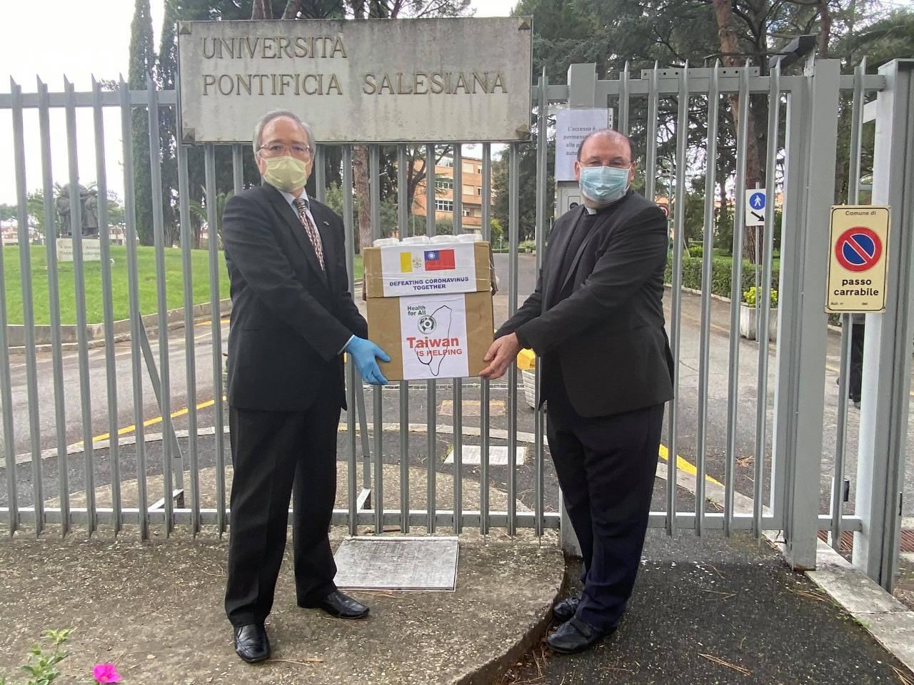 本館李大使世明本(28)日專程前往與台灣淵源深厚的羅馬天主教宗座慈幼大學，表達台灣對數十名學生集體染疫關懷，並親送一批由台灣生技公司提供的中藥飲品，希望幫助學生提升免疫力。
羅馬宗座慈幼大學校長曼托瓦尼（Mauro Mantovani ）出面接受捐贈，他表示，對於台灣在此危急時刻伸出援手非常感動，他會將抗疫飲品交給感染學生，希望在天主庇佑之下，能順利度過難關。