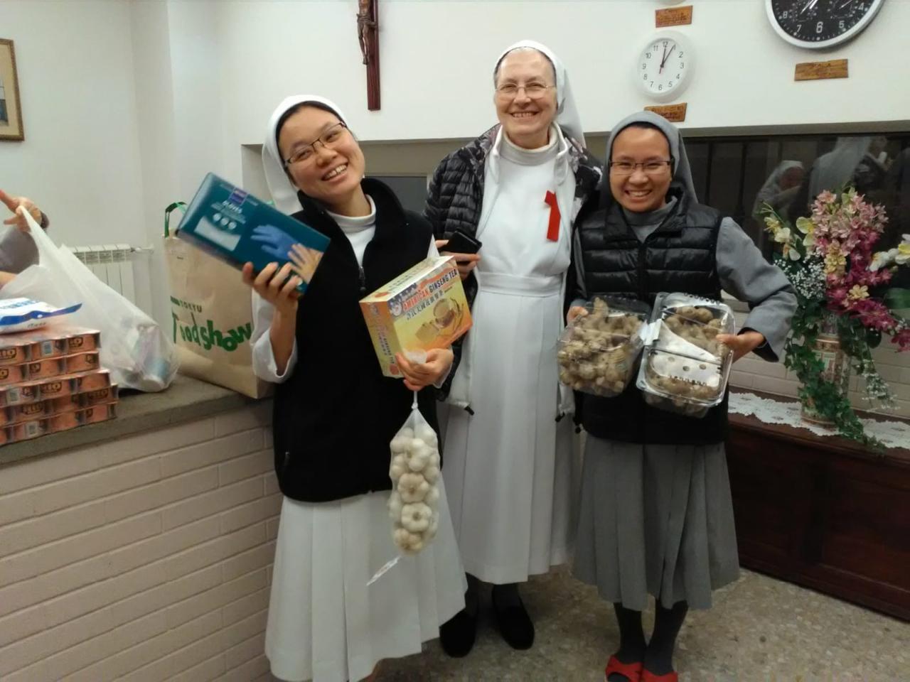 天主教靈醫會在羅馬的修女養老院已有多名修女發燒，駐教廷大使館昨天緊急提供藥品、乾糧等物資，修女們非常感動。