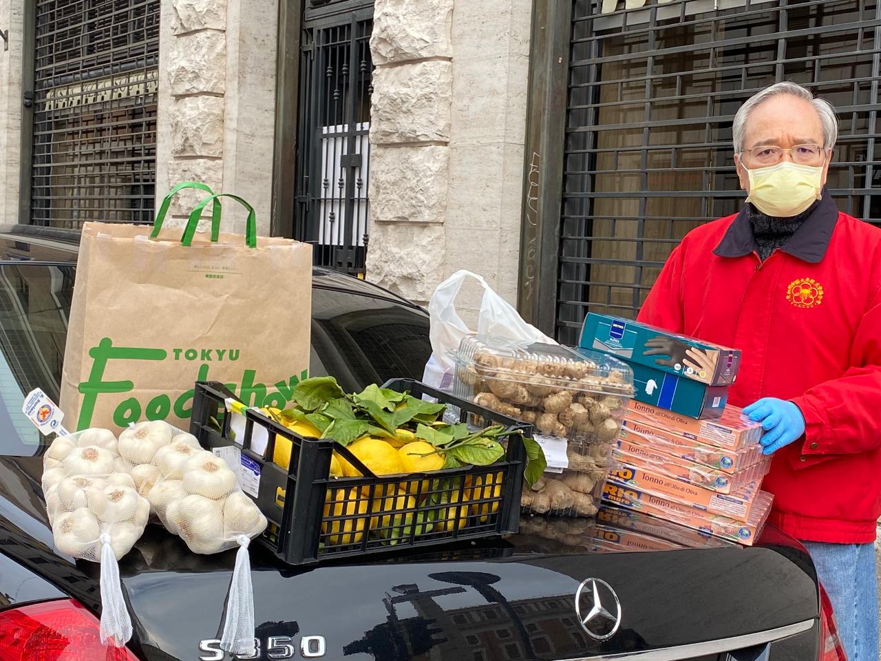 為台奉獻半世紀的靈醫會神父呂若瑟跨海替家鄉的養老院請求急難物資，駐教廷大使李世明獨自開車送物資。