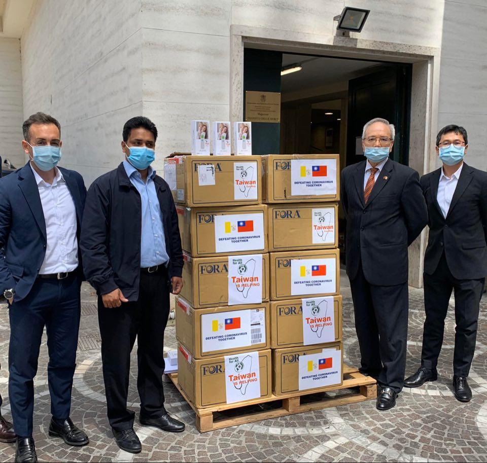 為協助友邦教廷防疫，外交部透過中華民國駐教廷大使館於5月15日，在梵蒂岡城內倉儲舉行捐贈500支台製額溫槍。

捐贈典禮由梵蒂岡藥局主任穆拉卡（Binish Thomas Mulackal）代表接受。