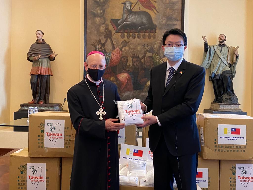 本館黃參事代表政府捐贈西西里島Caltanissetta教區Mario Russotto主教代表接受