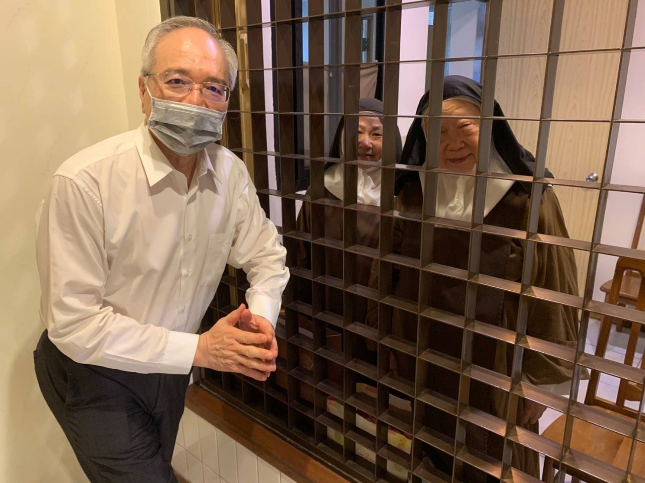 本館李大使於109年8月25日上午8時，前往位於深坑的加爾默羅聖母聖衣隱修院(Carmelite Monastery)，透過格窗探視保拉姆姆(Mother Paula of the Trinity)。