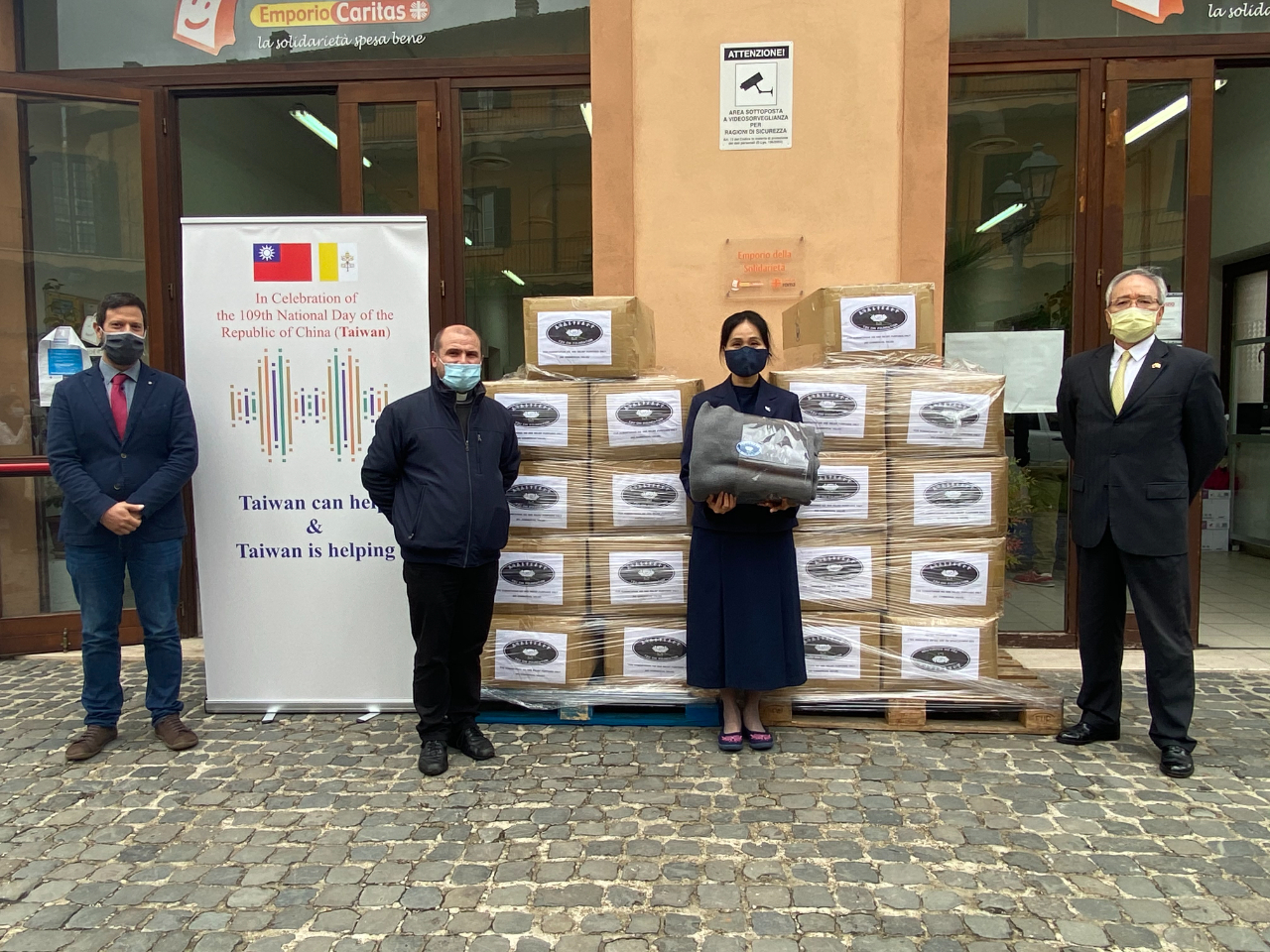 駐教廷大使李世明（右1）、慈濟基金會代表湯美快（右2）代表中華民國致贈義大利街友一批環保毛毯，天主教羅馬明愛會主任唐貝諾尼（左2）出席「向街友寒冬送暖」的創意方式，慶祝中華民國雙十國慶儀式。