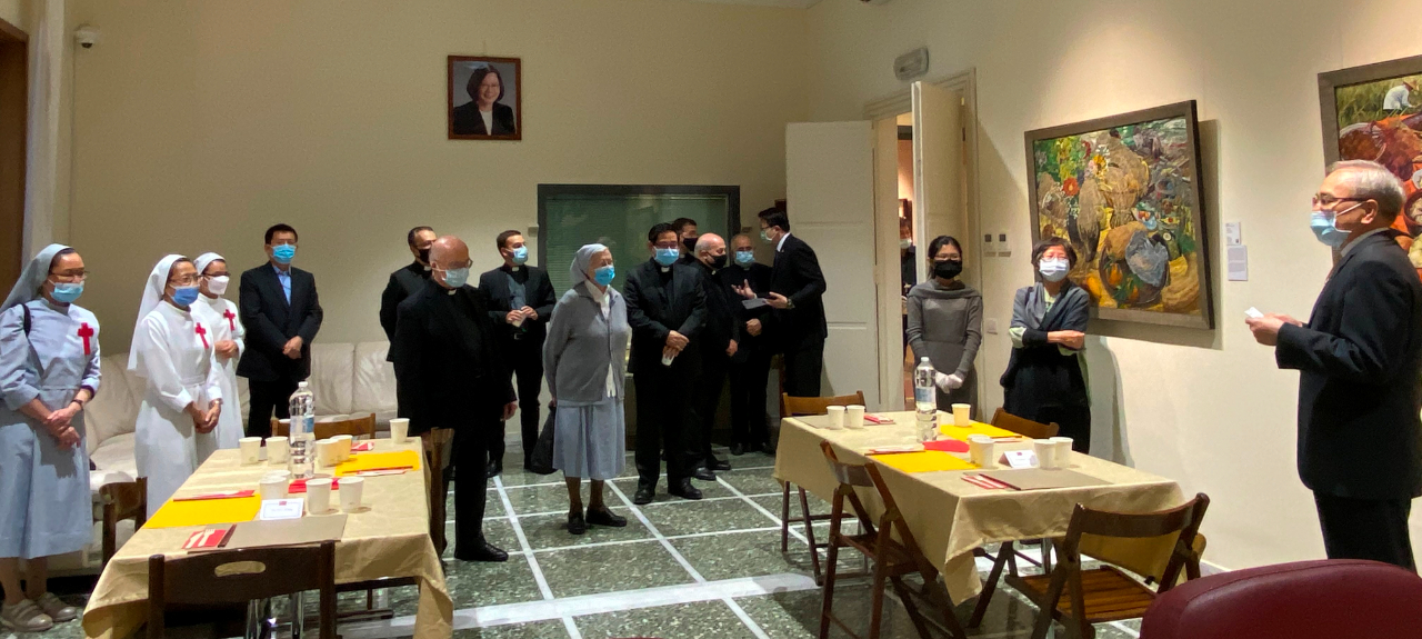 李大使世明致詞時表示，教宗方濟各10月3日簽署「眾位兄弟姐妹」新通諭，主旨是渴望世人都能發揮兄弟姐妹的友情，避免獨善其身相互對立，就能度過戰爭、貧窮、氣候變化、疫情等重重難關，「因受教宗激勵，使館決定也要排除當前疫情的種種困難，讓在座兄弟姐妹在中秋節這天團聚起來」。

李大使另表示，這場中秋餐敘的特點是參加的人都是來自台灣或曾在台灣服務，以及對台灣有卓越貢獻的神職人員，大家聚在一起共享台灣美食，而月餅也特別從台灣運來，別有中秋節團圓的意義。