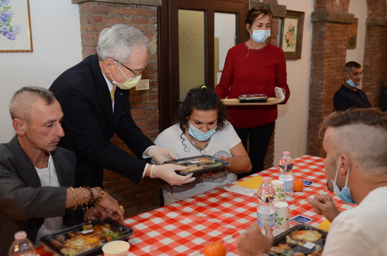 駐教廷大使李世明（左2）向弱勢族群提供台菜便當，大家對台灣美食都讚不絕口。