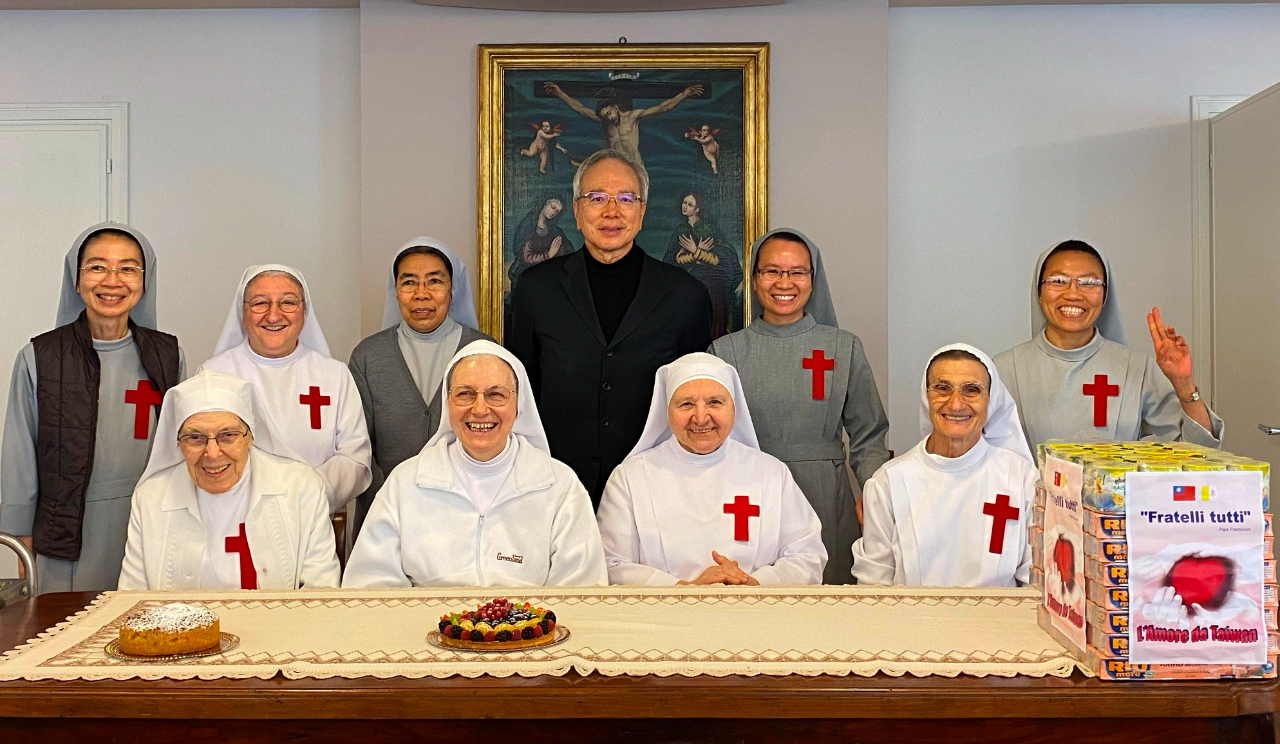 和靈醫會修女會（Suore Ministre degli Infermi di San Camillo）溫馨喜樂的聚會

本（25）日本館李大使世明應邀來到羅馬市郊的靈醫會修女總院，和十餘位修女們共進午餐。修女們中有7位來自亞洲（越南、泰國、菲律賓），其中越籍瓊如、秀安修女曾在台灣宜蘭服務過多年，使用流利的中文和我們話家常。
Laureta總會長感性地表達感謝李大使於本年疫情剛爆發時，聽聞修會感染嚴重，奮不顧身二度開車親送防疫物資，更不辭辛苦送到重災區Lucca及米蘭，只為將臺灣人民的心意及關懷於第一時間送到深陷疫區的修會兄弟姊妹手中；半年後，修女們終於得以一償心願當面表達對使館及善良、熱情臺灣人民的感謝。
李大使謙虛表示不敢當外，再次表達Taiwan can help 及Taiwan is helping，臺灣願意善盡國際社會成員一份子責任及以具體作為回應教宗方濟各的眾位弟兄- 分享、友愛的勸諭。