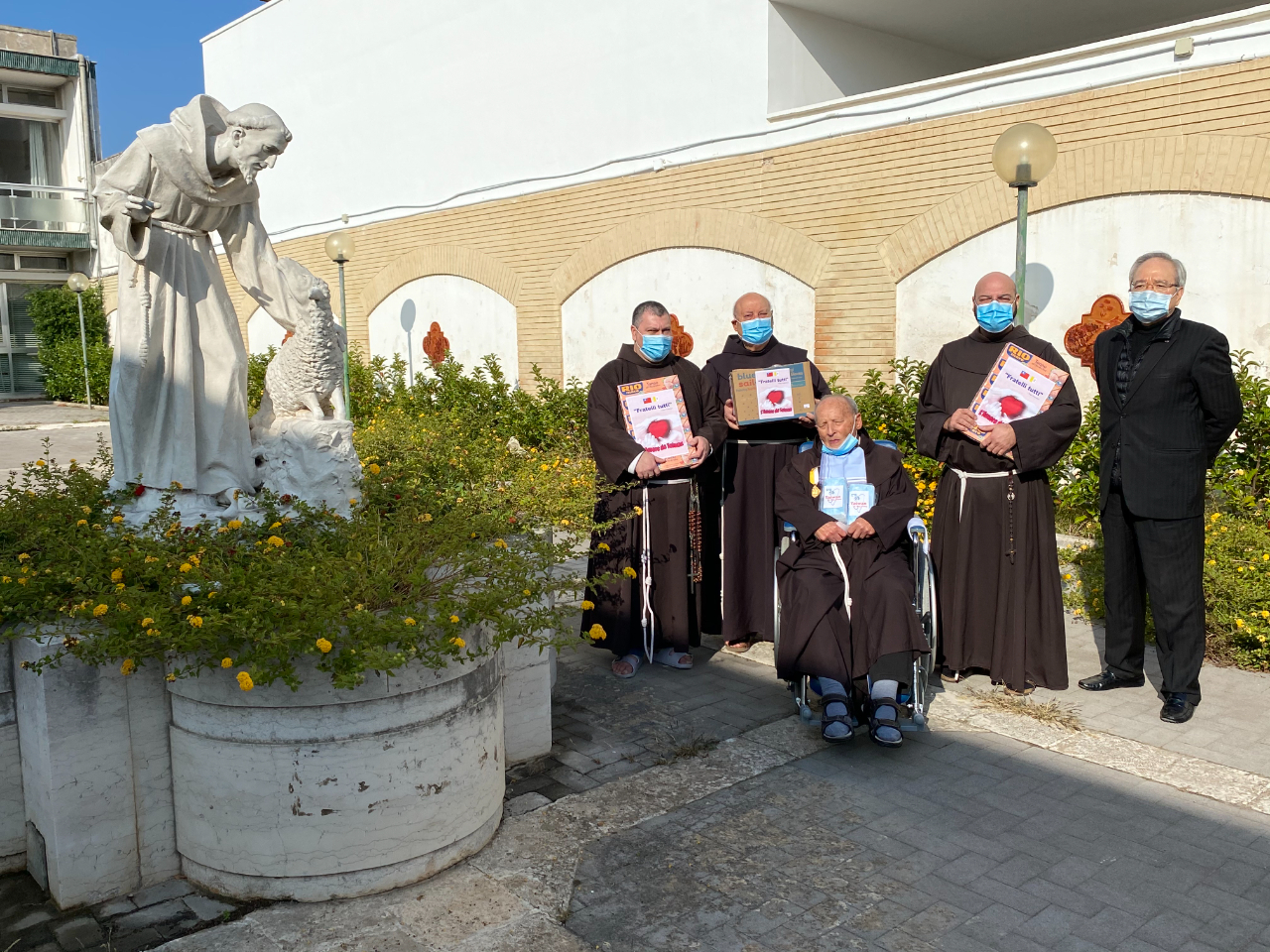 李大使世明拜會巴義慈（Fr. Alberto Papa）晚年安養的萊切方濟修會養老院，代表台灣致贈口罩、手套、鮪魚罐頭等防疫與民生物資。