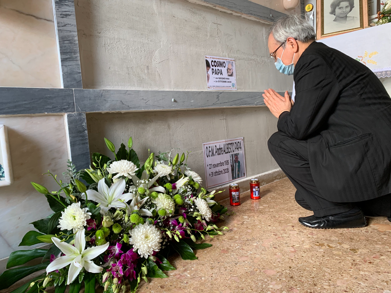 李大使世明親赴巴義慈神父南義家鄉，在墓碑前獻上印有泰雅族圖樣蠟燭，感念巴義慈長期對台貢獻。