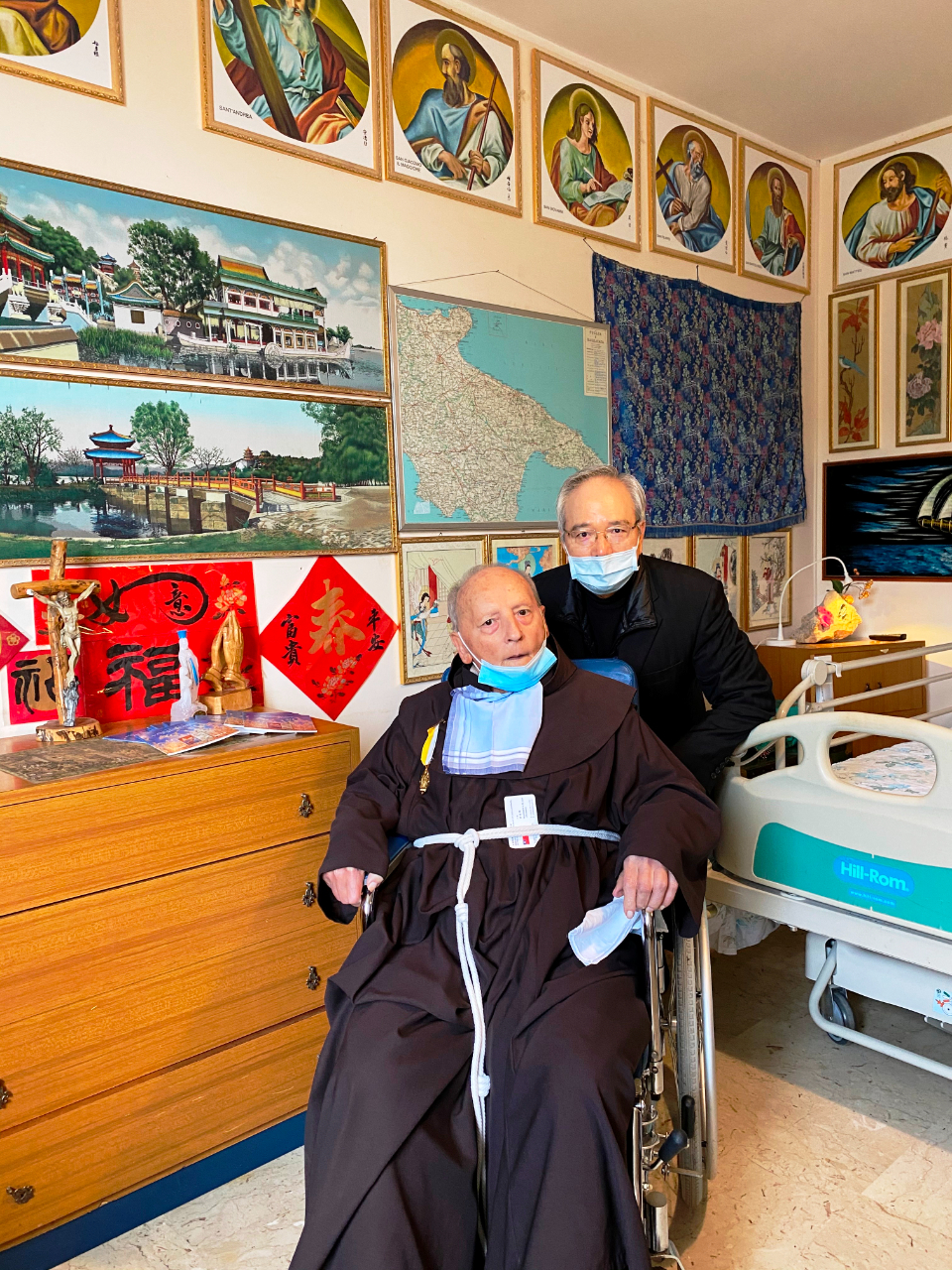 本館李大使世明於本(109)年11月9日前往巴義慈南義故鄉萊切（Lecce），拜會當地教區與照護巴義慈晚年的方濟修會養老中心，並且代表台灣捐贈口罩等防疫物資，得知萊切還有一位曾在桃園服務30多年的神父伏迺樂(Fr. Lorenzo Fornaro)，特別前往探視。

養護中心說伏迺樂神父因病已難以言語，但當李世明替伏迺樂別上中華民國與教廷的雙國徽徽章時，坐在輪椅上的伏迺樂情緒非常激動，吃力地想要說話，最後費盡力氣吐出了「台灣」、「愛」這3個字，讓李大使當場感動哽咽。