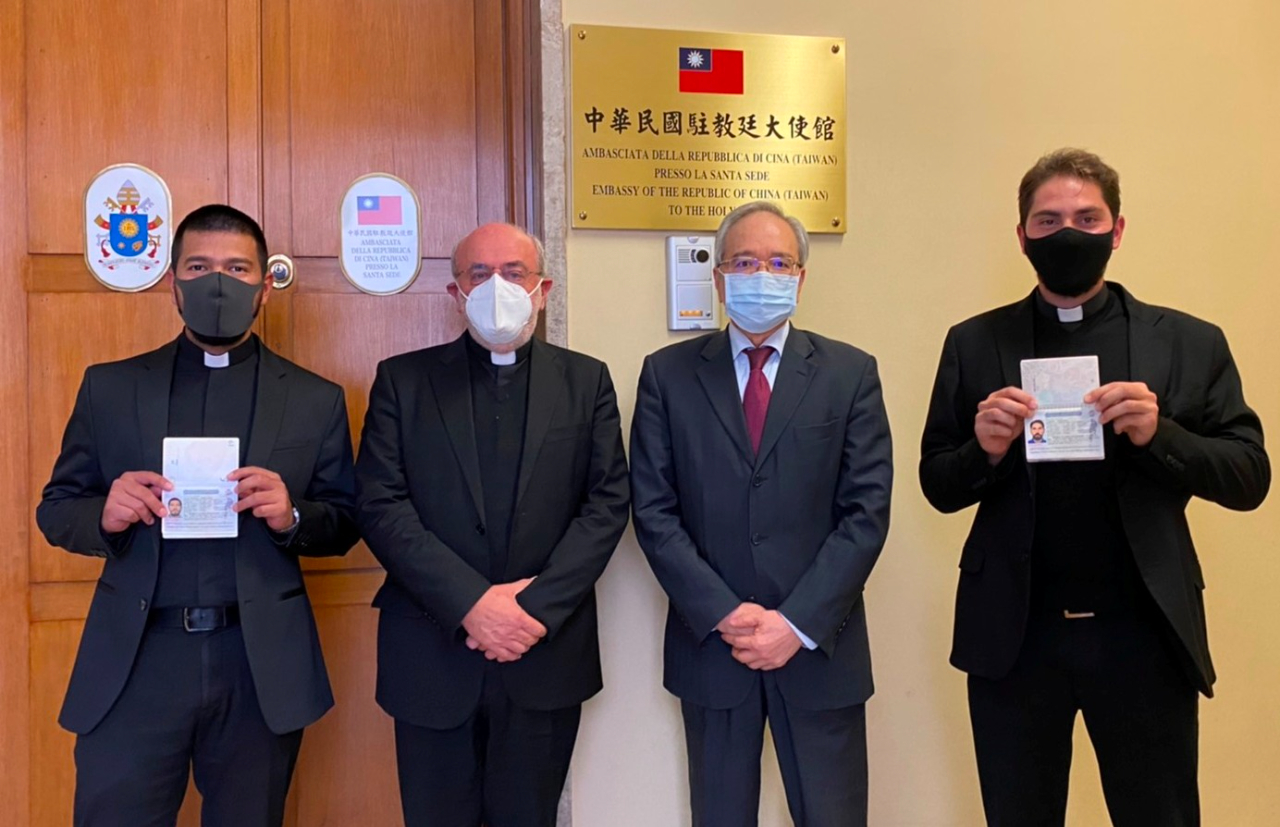     本館於本(109)年11月12日歡迎來自義大利Macerata 新慕道團修院(Redemptoris Mater Seminary)Don Mario Malloni院長及兩位即將前往臺灣研習華語文並協助修會福傳工作的Francesco Giordani 修士及Jorge Isaac Navas Guevara修士。
    李大使表達歡迎兩位修士前往臺灣，細心體會一定可以感受到熱情、友善及溫暖的臺灣民情及風俗，更歡迎該修會隨時來訪。