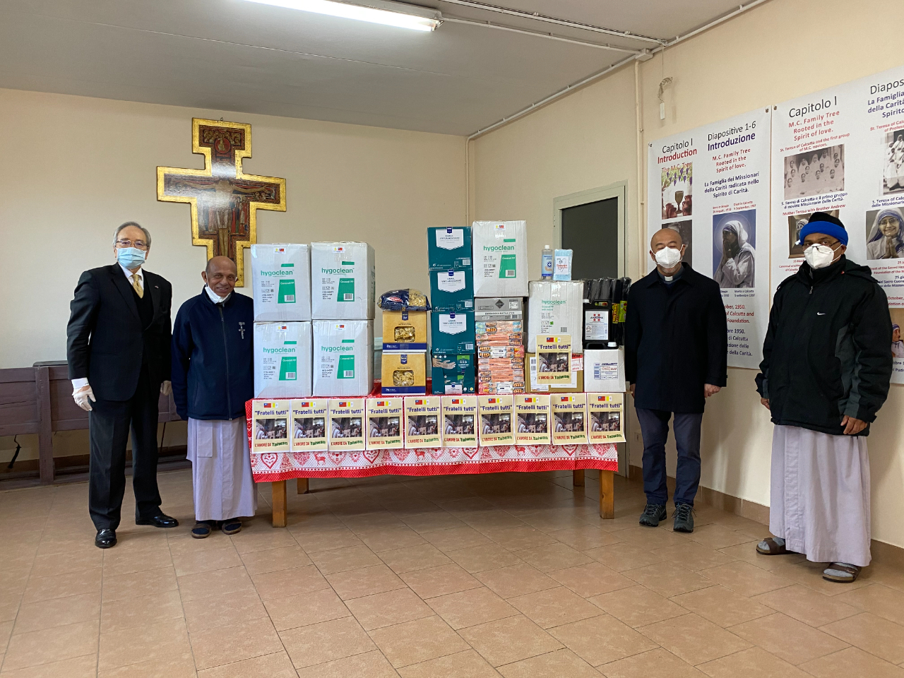 臺梵合作向德蕾莎修女所辦遊民之家援贈防疫物資，其中300套防護衣都由梵蒂岡藥局提供