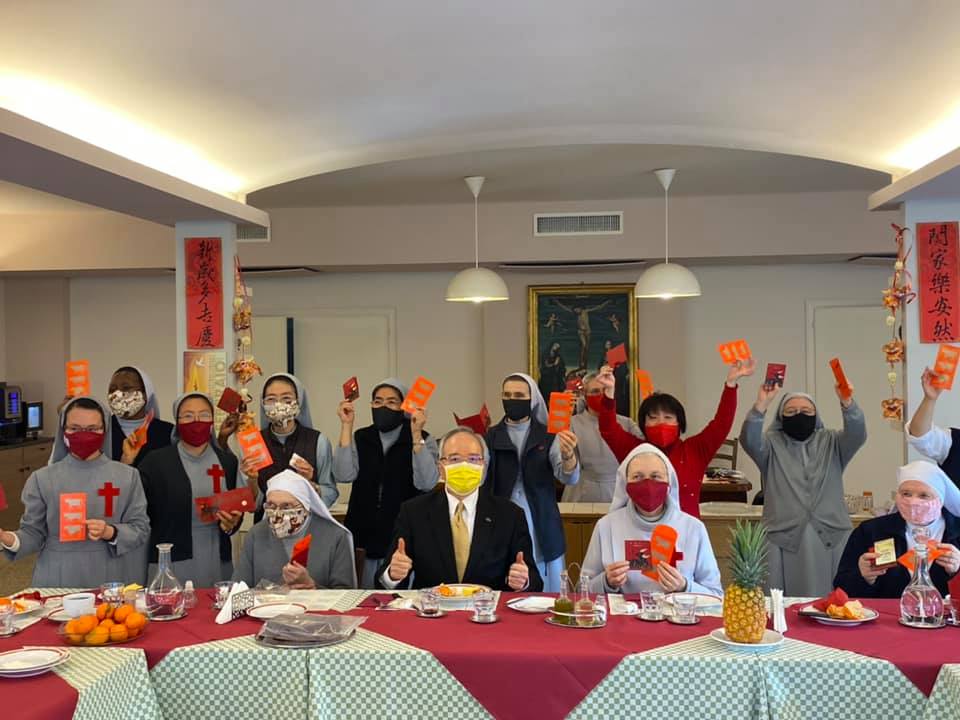 為慶祝農曆春節，駐教廷大使館同仁攜帶大批年菜食材，於2月13日來到靈醫會女修女會總院（Infermi di San Camillo）。
李大使表示大年初二是出嫁女兒回娘家的日子，使館同仁以回娘家心情與該院修女們一起團圓慶祝，感謝靈醫會人員對於台灣人民的照顧與貢獻，期盼疫情早日結束、大家平安、健康，溫暖話語博得修女們不斷的掌聲。
餐會結束前，李大使致贈修院每一位修女，其中也包括送給兩位曾在臺服務，因年長在該修院老人院休養的Sr. Rosanna e Sr. Camillina.修女們象徵吉祥、平安的紅包及福袋。