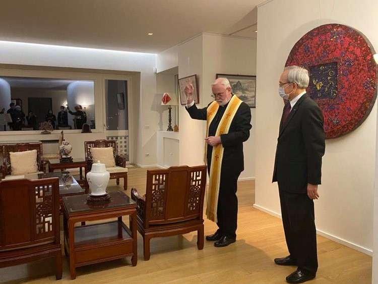 教廷外交部長Paul Richard Gallenger為本館新搬遷的館長職務宿舍降福，祈求天主的聖靈，賜福予臺灣人民。