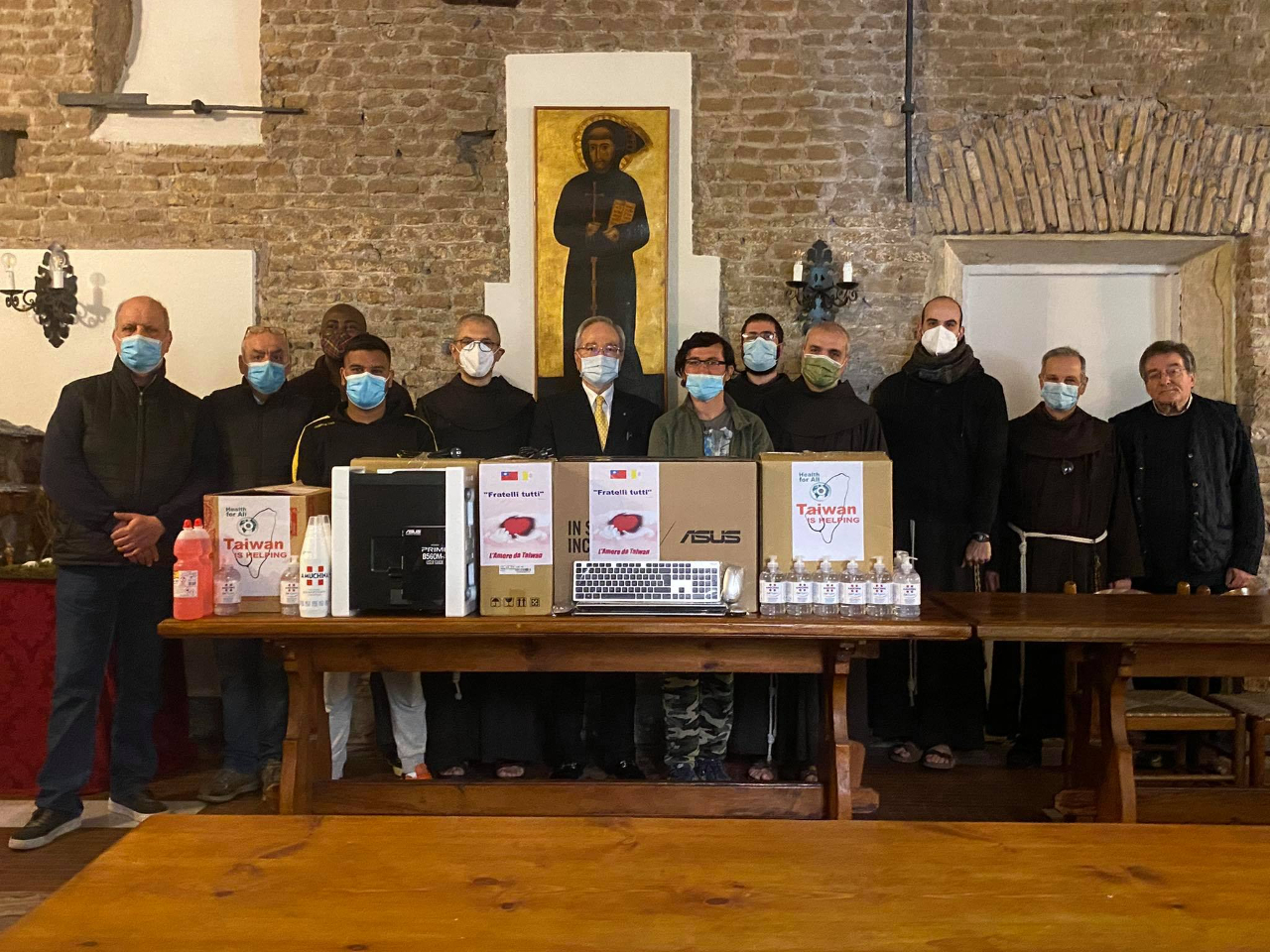 駐教廷大使李世明代表台灣捐贈羅馬河畔聖方濟各教堂一批電腦和防疫物資，幫助青年遊民收容計畫。