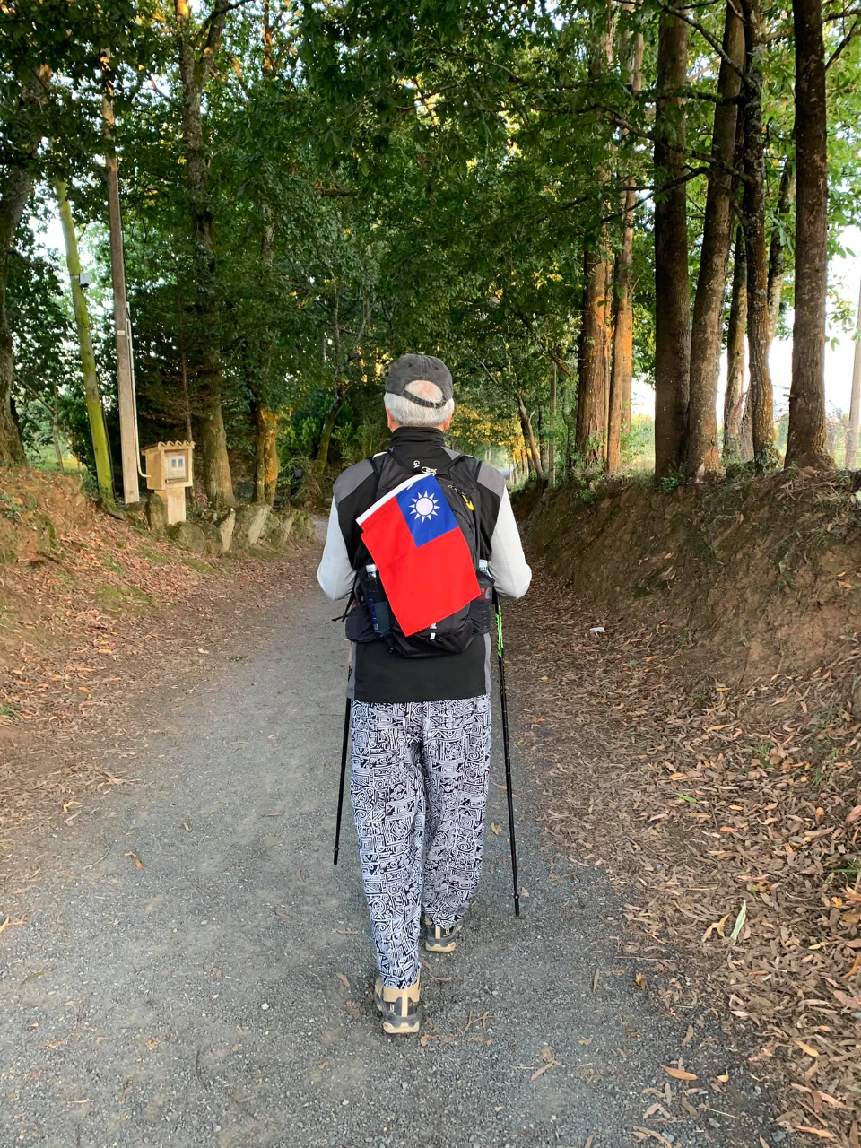 駐教廷大使李世明在教廷多位樞機主教鼓勵，踏上西班牙知名「聖雅各朝聖之路」，5天徒步苦行115公里，為台灣祈福。

這項「為台灣而走」的朝聖，除滿載著此行一路來自世界各地朋友對台灣的祝福，更透過苦行、默想與祈禱，為台灣、世界和平、中國地下教友、移民、難民、貧民、疫情遠離、地球常綠等意念祈禱。

更逐日針對
走出自我，與他人相遇
走出冷漠自私，開創和平之路
走出打壓限制，擁抱 #宗教自由
默想主題：走出疫情陰影，愛護地球生態
走出偏見排他，繁榮移民社會
等主題進行默想。
