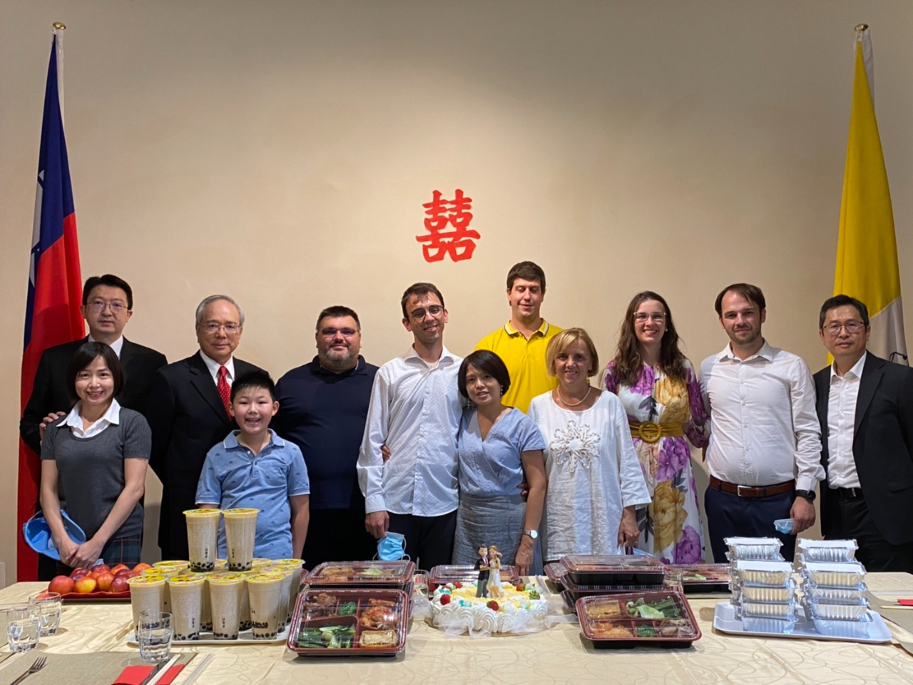     台灣女子蘇家瑩昨(9月2)日在天主的見證下，與丈夫席格孟特（Ivan Sigmund）在梵蒂岡城內的聖安娜教堂（Chiesa di Sant'Anna dei Palafrenieri）完婚；由於新娘親友因疫情無法前來參加，本館李大使世明與多位館員除在現場觀禮，李大使並權當成為蘇小姐「娘家」代表，婚禮溫馨、浪漫，本館也分享了首次在梵蒂崗「臺灣嫁女兒」的感動與祝福。
     李大使表示，這是梵蒂岡首度有「台灣與克羅埃西亞聯姻」的婚禮，他認為駐外館處本來就像國人的娘家，是國人在海外的依靠，看到男方有龐大親友團相隨，蘇家瑩卻因疫情獨自出席，駐教廷大使館懷著「台灣嫁女兒」的祝福心情盡力幫忙，希望國人在海外能感受到家鄉的溫暖。
