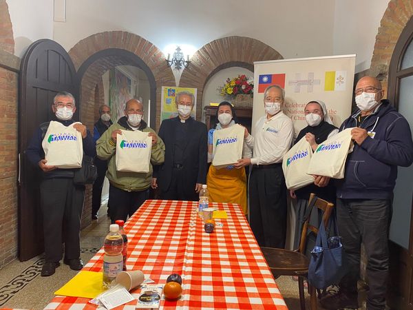 本館於10月7日晚間與教廷宗座賑濟所、聖艾智德團體(Community of Sant’Egidio)志工及方濟各傳教女修會的修女共同在教廷「街友之家」(Palazzo Migliori)，與街友們分享台式便當。
李大使致詞時表示，教宗的通諭啟發我們，越是身在困難時刻，越要關懷彼此，因為我們都是人類大家庭的一份子。
大使也特別介紹為街友朋友們準備的MIT的國慶禮物袋，包括印有”Friendly Taiwan-Fratelli Tutti”的口罩、環保提袋、球帽，以及脖圍、鮪魚罐頭等，盼這份禮物能陪伴大家度過即將到來的冬天。