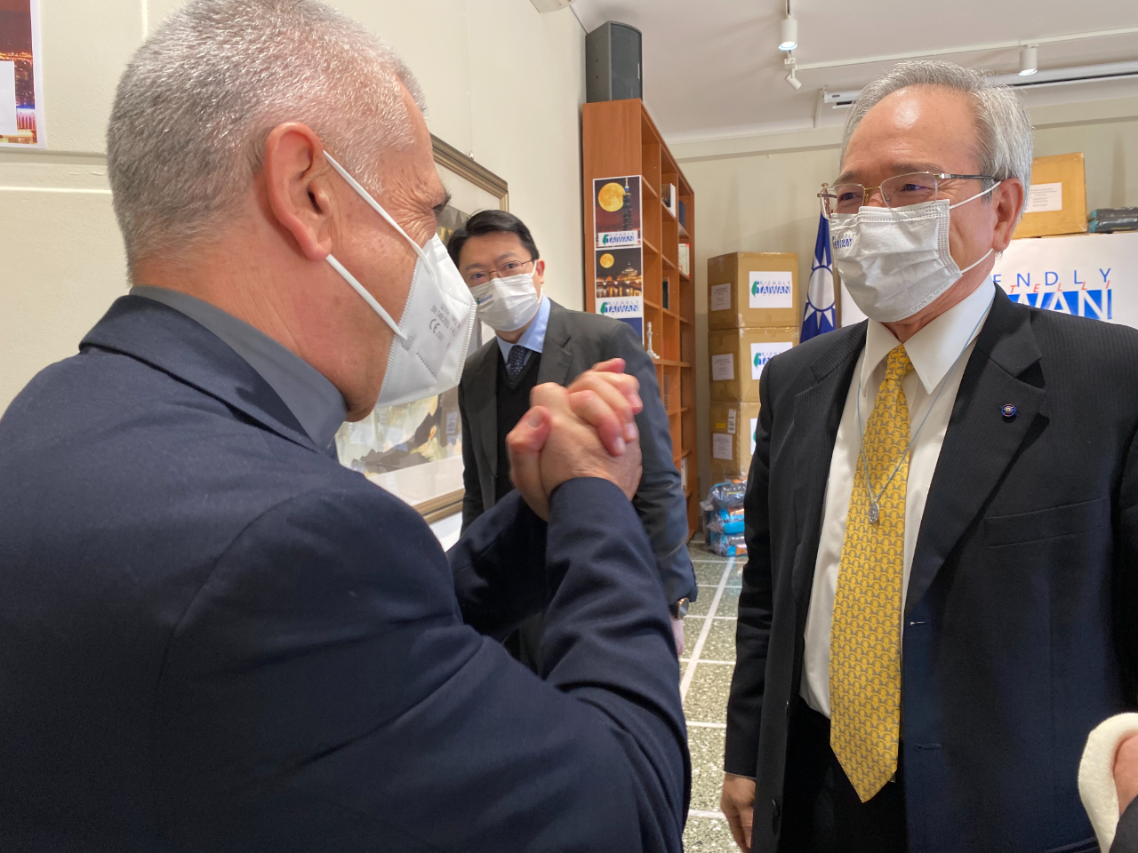 台灣再與教廷攜手救助移民難民。駐教廷大使館今天致贈300個台製睡袋給教廷移民難民事務處與天主教義大利明愛會，展現台灣以實際行動響應教宗的關懷弱勢呼籲。
義大利明愛會主任蘇度（Francesco Soddu）盛讚台灣是教宗「眾位弟兄」通諭的最佳實踐者，他還當場把自己隨身佩戴的聖母項鍊取下，戴在駐教廷大使李世明的脖子上，他感性表示，駐教廷使館近日代表台灣政府救苦濟貧的連串事蹟，在教廷外交圈傳為美談，他認為這個象徵聖母大愛的項鍊找到了合適的新主人。
