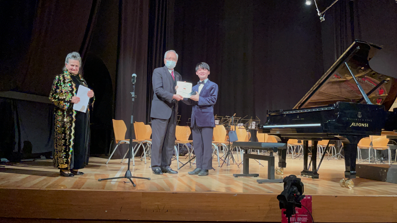 義大利「羅馬蕭邦文化協會」昨晚舉行第30屆國際蕭邦鋼琴大賽頒獎典禮，本館李大使世明應邀上台頒獎「臺灣獎」(Taiwan Prize)予今年得主-日本新銳鋼琴家村松海渡（Kaito Muramatsu）。
李大使致詞時表示，羅馬蕭邦文化協會創辦人柯德莉（Marcella Crudelli）不僅是國際知名鋼琴家，也是長期支持台灣的國際友人，他很高興在歷經疫情衝擊之後，大家終於又能走進音樂廳，親耳聆聽來自各國的頂尖鋼琴家現場表演。

