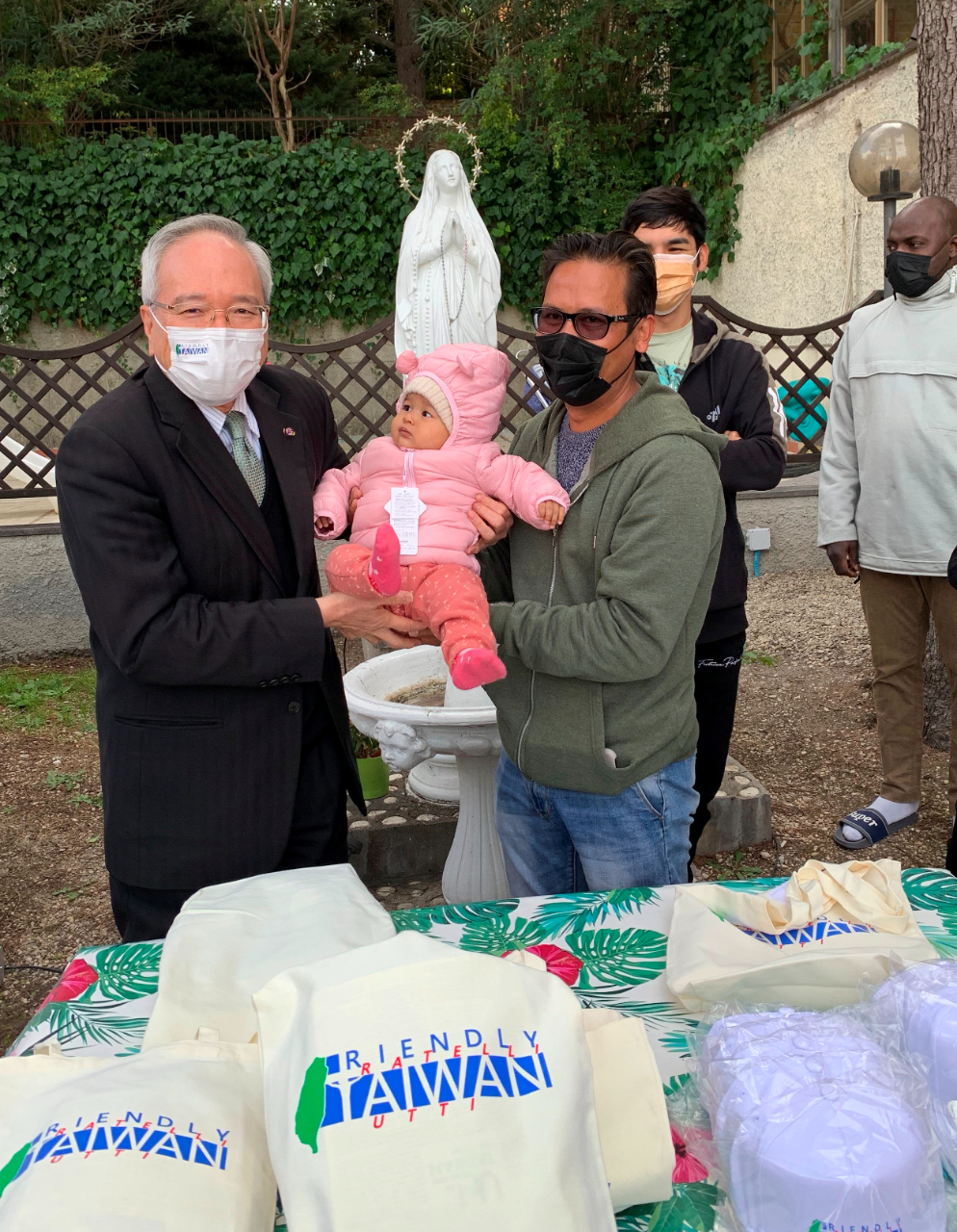 台灣愛心透過教廷遠達阿富汗難民。駐教廷大使館向教廷婦幼難民收容所捐贈禦寒物資，為數十位來自阿富汗等地的難民量身訂做羽絨背心，這些難民中還有僅10月大的嬰兒。
多位難民拿到羽絨衣當場套上，都很驚喜竟然剛好是自己合身的尺寸，當駐教廷大使館人員向難民解釋，事前有先索取他們的性別、年齡、尺寸等資訊，再向廠商訂製合身羽絨衣，多位難民都對台灣無微不至的做事方式感動，一位攜家帶眷逃出阿富汗的知識份子說，他們真切地感受到了台灣的關懷與尊重。