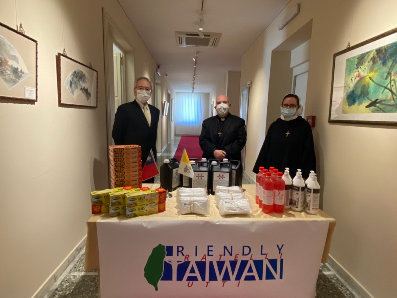 為呼應教宗方濟各在疫情下對弱勢族群的關懷，本館應天主教「和解家庭」（Comunità Famiglia della Riconciliazione)之請，於本年11月18日，由本館李大使世明將乙批防疫及民生物資，在大使館親致該團體創辦人Don Andrea Palamides 神父。

Palamides神父在捐贈儀式上表示，近來歐洲疫情似有再起趨勢，這批善心防疫物資，包括口罩、洗手液及酒精等，將有效協助該團體照顧弱勢族群，對大使館的溫暖善舉表達由衷感謝，彰顯「眾位弟兄」（Fratelli tutti)通諭的精神，強調將為臺灣人民祈禱、祝福。