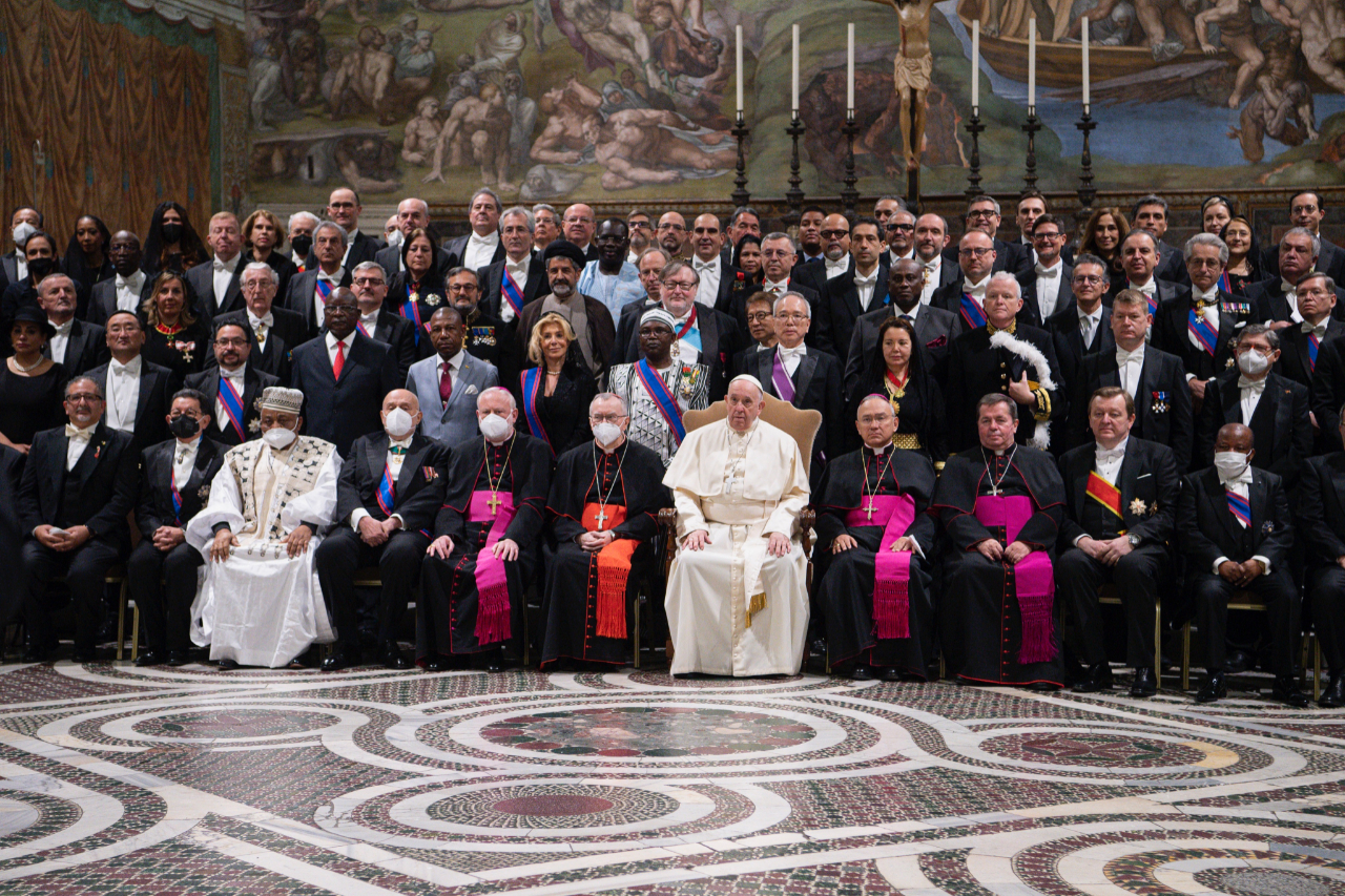 教宗接見駐梵蒂岡外交使節團，本館李大使世明率全館館員出席。
教宗與各國駐梵蒂岡使節團大使們合影拍團體照。