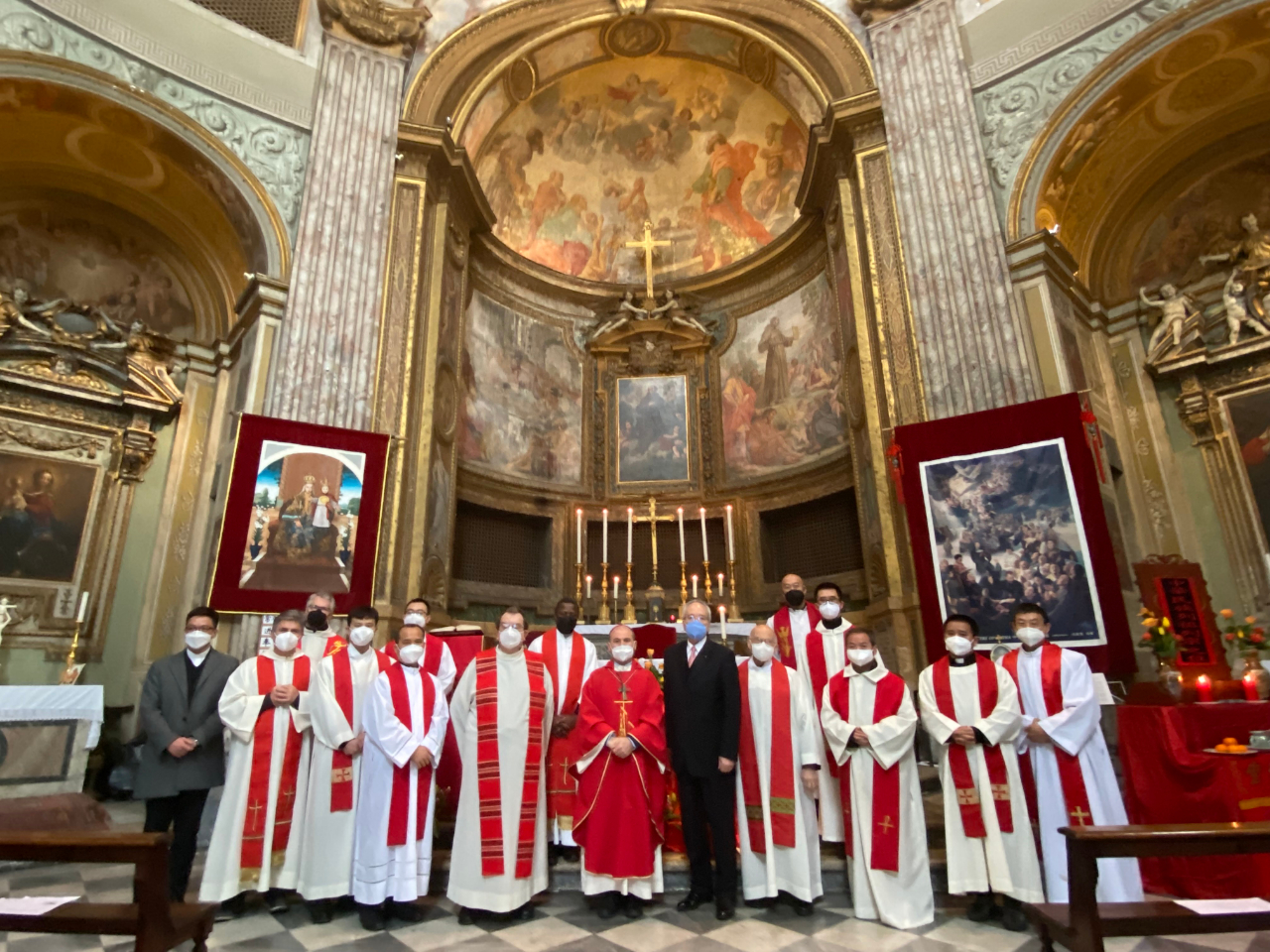 在農曆春節除夕前夕的1月30日，20多位旅居羅馬地區僑民，共同聚集在天主教華人聖堂，以彌撒與祭祖儀式慶賀農曆新年；由於義大利疫情仍十分嚴峻，華人聖堂除備妥洗手液、也要求全體教友及出席人員，以全程戴口罩、座位分開、避免接觸等方式，嚴格遵守防疫規定下，平安、順利完成慶祝儀式。　　
彌撒後，由華人聖堂吳安道神父以敲擊大鼓方式，開啟傳統祭祖典禮，並由本館館長李大使世明主祭，向列祖列宗牌位上香獻祭，以獻花、獻果及上香方式，表達慎終追遠之意。
祭祖後教友們互祝新年快樂，並由Ambarus蒙席及本館館長分送吉祥福袋，分送給在場人士，祝福大家在虎年喜樂平安。
