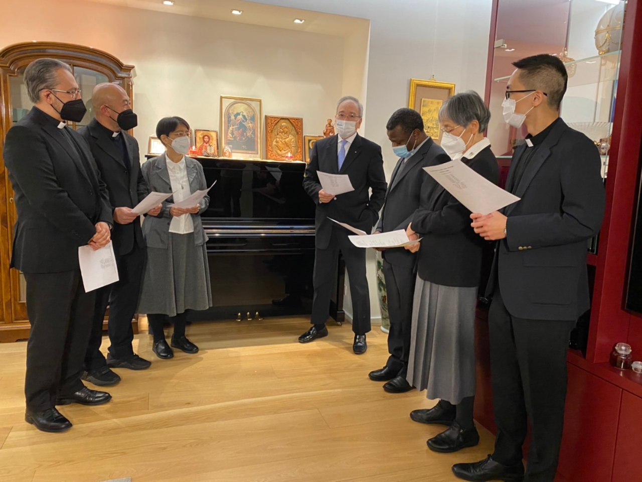 為響應教宗為烏克蘭祈禱的呼籲，駐教廷大使館於本(111)年2月26日在官邸舉辦「為烏克蘭和平祈禱會」，並歡送即將返台的修女李碧圓。出席者包括曾來台服務的教廷宗座對話委員會副秘書長鮑霖神父（Paulin Kubuya）、狄亞士（Carlos Diaz）神父、羅馬華人聖堂吳安道神父，以及修女李柔淨、神父徐千邦。

與會來賓念誦天主教「四方的祈禱」禱詞，李碧圓帶領為烏克蘭局勢祈禱，祈求天主賜烏克蘭和平，也保佑台海和平穩定，人們得享平安、自由民主的生活。

駐教廷大使館除已在官方臉書發文為烏克蘭和平祈禱，駐教廷使館提供教廷各部會與使節團的新聞信（Newsletter），下一期刊頭也將會特別加入為烏克蘭和平祈禱內容，以響應教宗的呼籲。