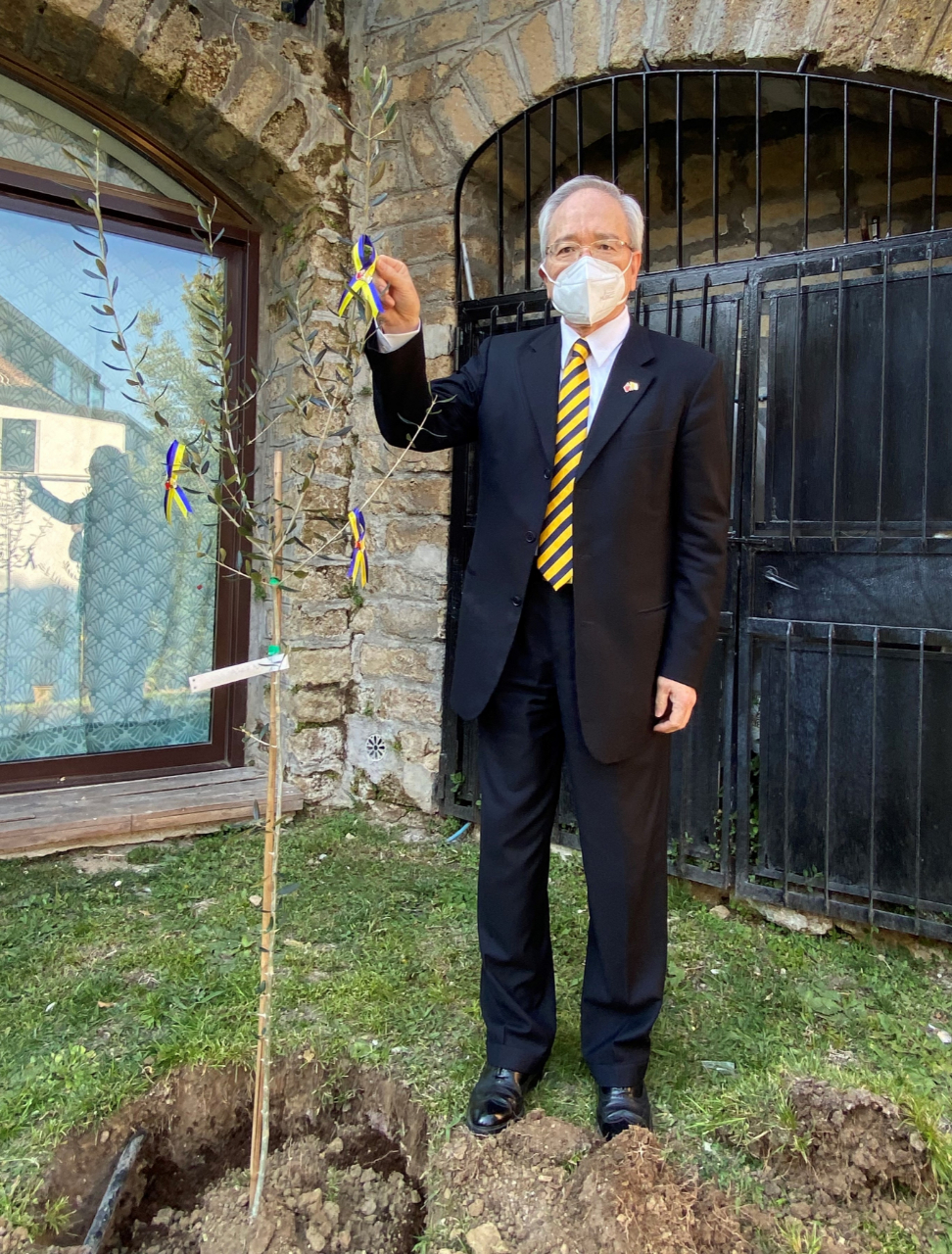駐教廷大使館在職務宿舍舉行種植橄欖樹活動，慶祝臺梵建交80週年。