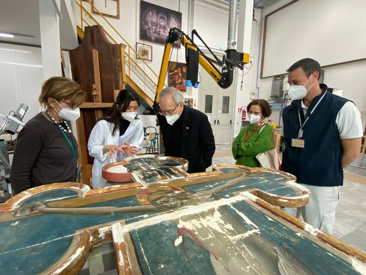 為關心我國人參與梵蒂岡博物館「專業修復人才培訓計劃」實習生活，本館李大使在該館負責培訓之Persegati主任接待下，參觀我國學員賴盈伃小姐在梵博實習6個月的工作成果。
P主任表示迄今已有2位臺灣優秀修復人員參與工作，臺灣年輕人友善、認真及專業的工作態度，實際有效率地協助處理龐大文物修復案件，十分感謝臺灣選派專業人員參與該培訓計畫。
本館同仁在P主任陪同下，特別參觀來自Abbey of Sant Eutizio修道院委託修復的15世紀大型十字架。P主任回憶，巨大的十字架在地震中碎成30餘片，幾乎無法一窺十字架全貌，幸好有天主保佑及由該館集合木質、貼金及繪畫等專業修復師及賴小姐從旁協助下，十字架奇蹟的接近修復完成；李大使亦隨著工作人員，爬上危顫的鷹架，參觀正在進行整建的梵蒂岡宗座宮(教宗寓所)內19世紀壁畫。
