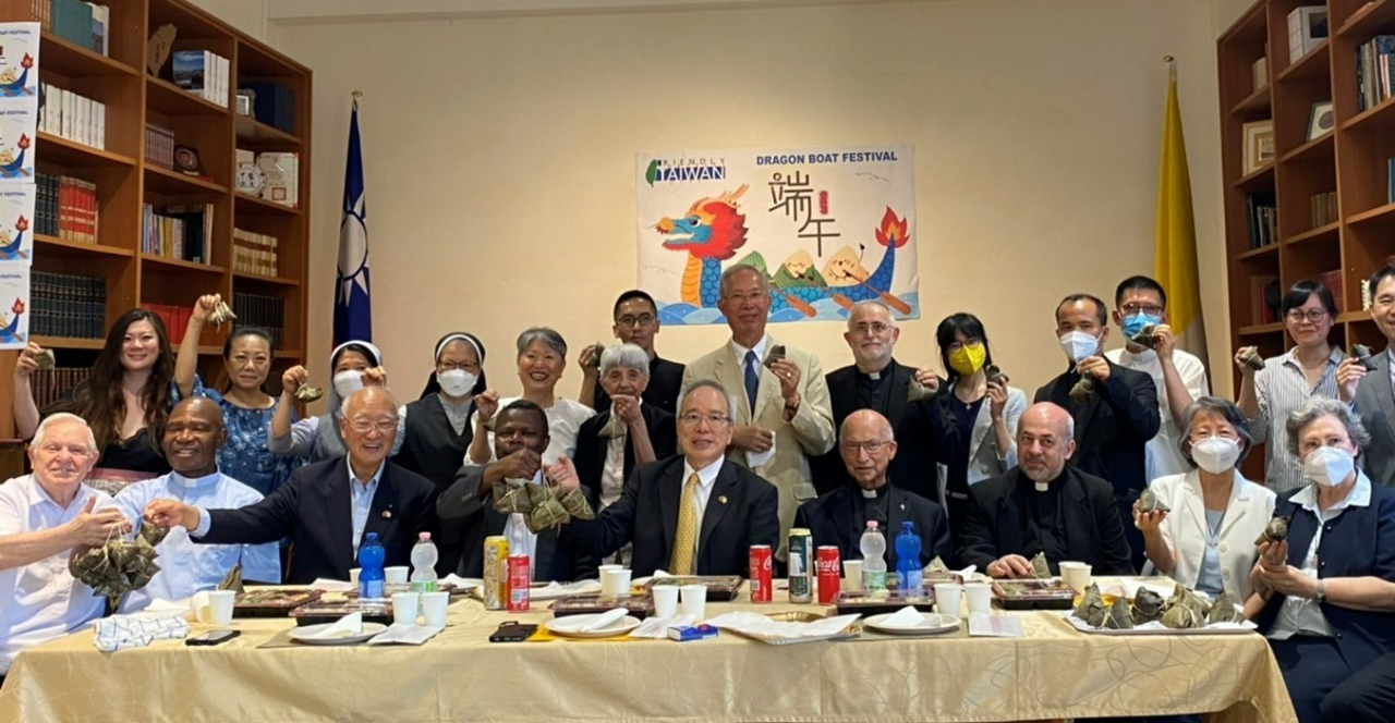 在端午節當日，駐教廷大使館邀梵蒂岡留台校友會、台灣籍及曾在台服務神職人員過節，餐會前特別由曾在台服務多年、德國籍聖言會彌維禮神父帶領大家一起禱告，盼台灣及世界早日度過疫情。
李大使提到，今年是中華民國與教廷建交80年，使館正積極籌備系列慶祝活動，包括7月1日「友善台灣/眾位弟兄」書畫展及7月11日「美麗寶島，天主莊園」座談會等，盼大家共襄盛舉。
駐教廷大使館指出，於2017年歸化為台灣籍的神父高福南，特別在餐敘結束前以流利的台語及口條帶領祈禱，期待世界和平。