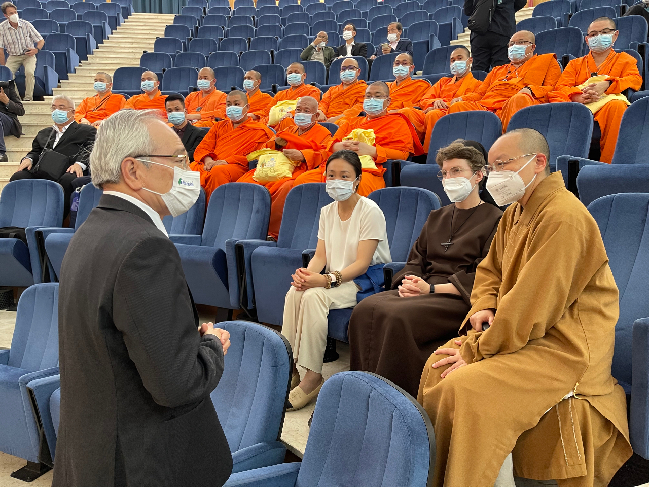 駐教廷大使館17日與教廷跨宗教對話部合辦「天主教與佛教交流研討會」，台灣佛光山日內瓦監寺覺芸法師在交流研討會中說明佛光山與天主教的各項互動情形，本館李大使應邀致詞外，並關心覺芸法師參與情形。