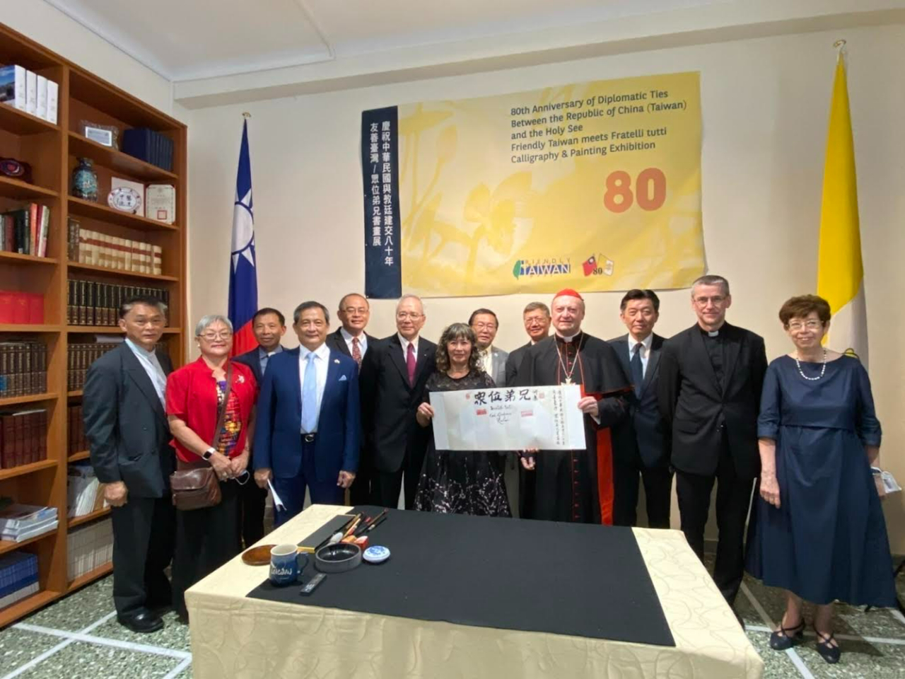 為慶祝今年台梵建交80週年，駐教廷大使館籌辦「友善台灣/眾位弟兄」書畫展，今天盛大舉行開幕式，教廷文化部長拉瓦西樞機主教（Gianfranco Ravasi）、國務院外交部兩位次長皆出席。
中華民國與教廷於1942年建交，今年為建交80週年。駐教廷大使館經多方努力，成功邀請知名旅美台灣書畫家王懋軒教授、施卿柔老師，創作30幅與天主教義有關作品；歷經一年籌備，今天中午在駐教廷大使館揭幕展覽。
開幕式吸引百餘位貴賓出席，包括拉瓦西樞機、國務院外交部次長華卓斯基（Mirosław）、迪喬凡尼（Francesca Di Giovanni）等教廷高層官員，各修會代表、宗座大學校長與教授、天主教人士、駐教廷使節團及媒體記者等。
