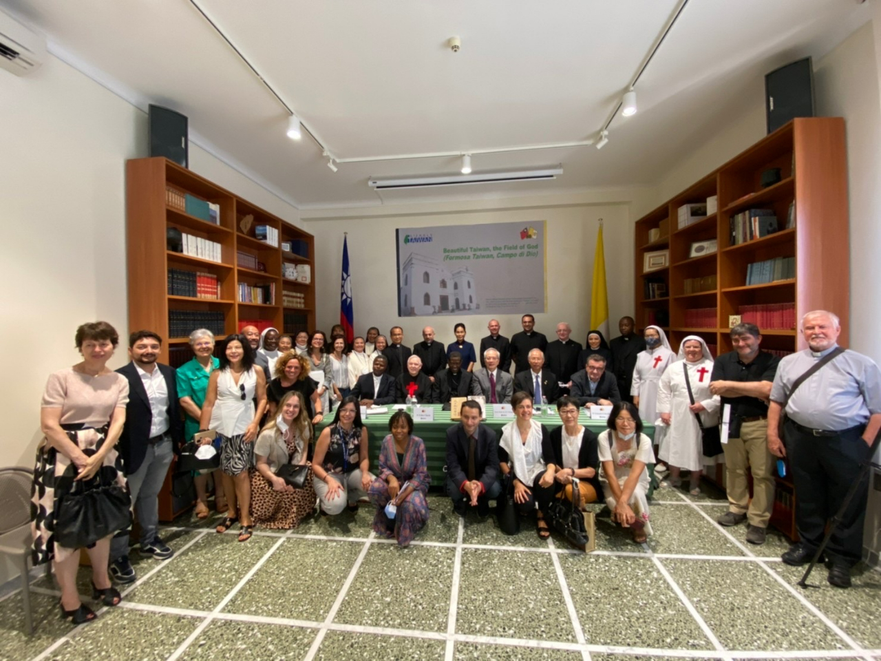 駐教廷大使館於7月11日在大使館舉辦「美麗寶島、天主莊園」研討會，由梵蒂岡廣播電台前中文部主任、台灣輔仁大學教授江國雄博士主持，邀請曾在台灣服務多年的米蘭外方傳教會(PIME)柯毅霖神父(Fr. Gianni Criveller)、靈醫會傅立吉神父(Fr. Felice Chech) 及教廷跨宗教對話部副秘書長鮑霖神父(Paulin B. Kubuya)擔任講者，分別從「天主教在台灣福傳的歷史」、「天主教在台灣的醫療牧靈福傳」、「台灣的宗教融合與交流」等主題，一起分享台梵追求和平、堅持信仰自由與人權、尊重多元族群等共同價值。

主管全球天主教福傳工作的教廷萬民福音部長塔格雷樞機主教(Card. Luis Antonio G. Tagle)因奉教宗之命在國外訪問，無法與會，特別指派秘書長(相當副部長)Arch. Protase Rugambwa總主教代表出席及致詞，研討會計有教廷相關部會官員、各修會代表、宗座大學校長與教授、天主教人士、駐教廷使節團、及媒體約80 人出席，現場座無虛席，甚至還有人從頭站到結束，會議過程精彩，反應熱烈。

