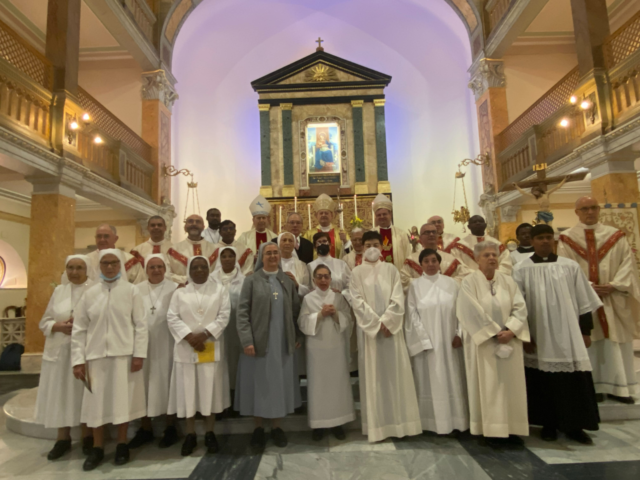 本館李大使於12月13日上午受邀出席天主教「主顧聖母」（Santa Maria della Provvidenza）修會創會百年紀念活動，修會安排彌撒、影片分享、歷史講述等，共同緬懷創辦人聖關納拉（St. Luigi Guanella）當初有遠見地以教育、醫療服務及收容孤苦無依者等開啟社會服務工作，發揮創辦修會之神聖使命，內容讓人動容。
彌撒活動由前文化部長拉瓦西樞機主教(Card. Gianfranco Ravasi)親自主持，修會邀請代理總會長Sr Neuza Giordani、神父、修女、修會經營的聖關納拉復健中心（Centro di Riabilitazione Luigi Guanella）院生及家屬們約二百人齊聚一堂共同慶祝與追思。
