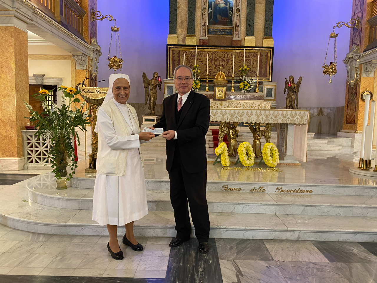 ?【台灣與修會的深厚人道情誼】
拉瓦西樞機主教於彌撒講道中省思及期許，期盼與會者都能全然接受天主賜給每個人的難題，輔以強烈的信仰意念，接受現況、迎接挑戰；復健中心院長卡洛奇諾（Michela Carrozzino）在儀式中除歡迎本館出席盛情，更公開感謝疫情期間多次接受大使館捐助防疫物資度過難關。
鑒於復健中心受疫情影響，對外募款不易，為秉持「台灣能幫忙」國際人道互助精神，本館本日亦代表政府捐款，協助該中心購置必要的復健器材。