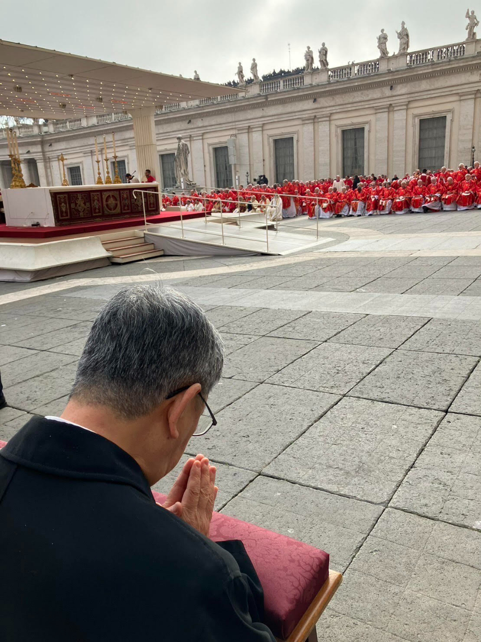 陳前副總統建仁於今天上午9時30分(羅馬時間) 代表蔡總統參加教宗方濟各在聖伯多祿大教堂前廣場主持的先教宗本篤十六世喪禮彌撒，向教廷高層表達來自蔡總統及台灣人民的誠摯哀悼，並向前來參加喪禮的各國元首政要致意。