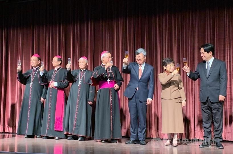 The Apostolic Nunciature in Taiwan held a reception on March 13, 2020, marking the 7th anniversary of the election of Pope Francis.
The ceremony was hosted by Charge d’Affaires of the Apostolic Nunciature, Rev. Msgr. Arnaldo Catalan, and attened by members of the clergy, vice President Chen Chien-jen and his wife and Vice President-elect Lai Ching-te.
